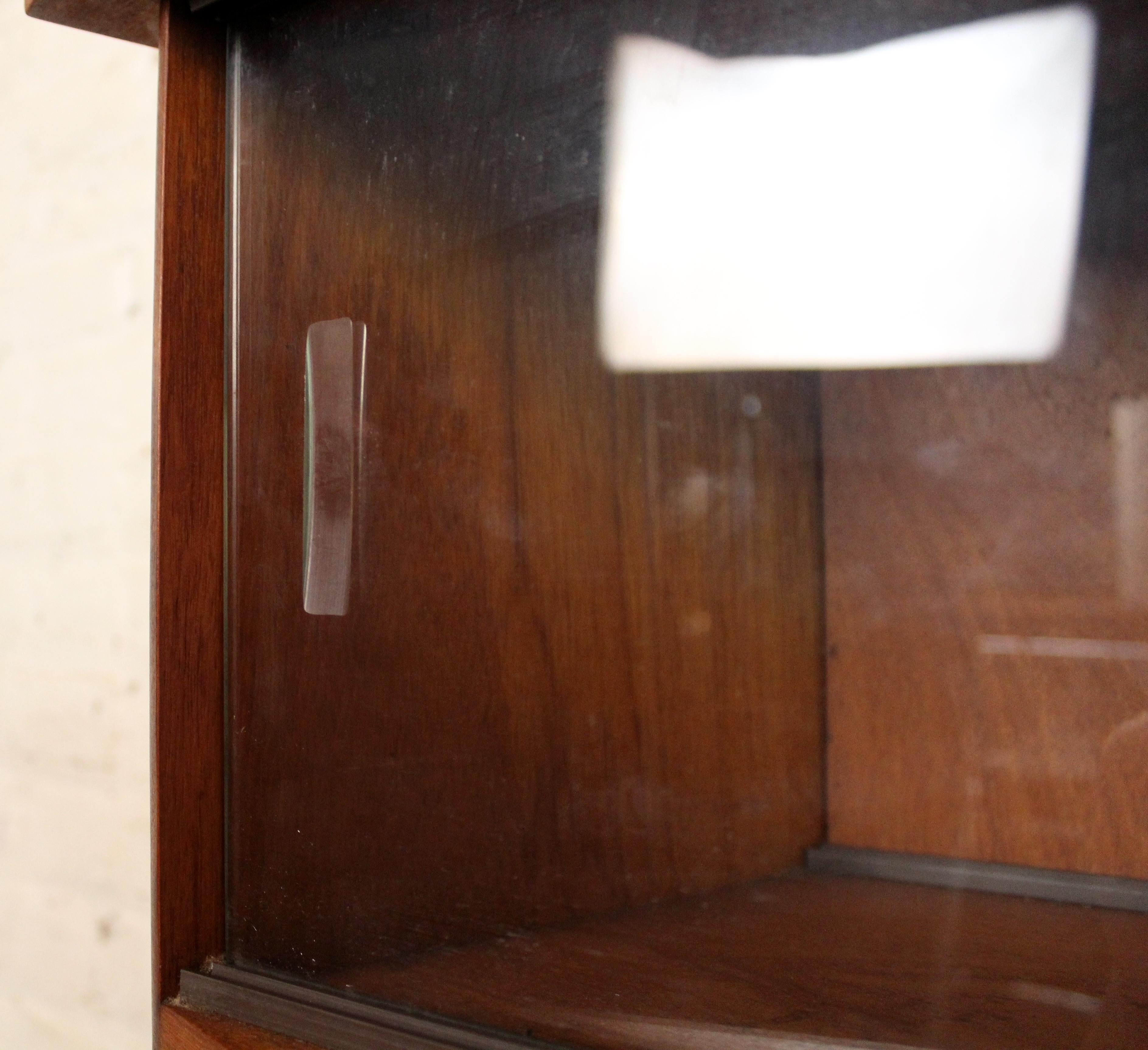 Moderner geschwungener Cocktailschrank/Bar aus Teakholz aus der Jahrhundertmitte im Angebot 4