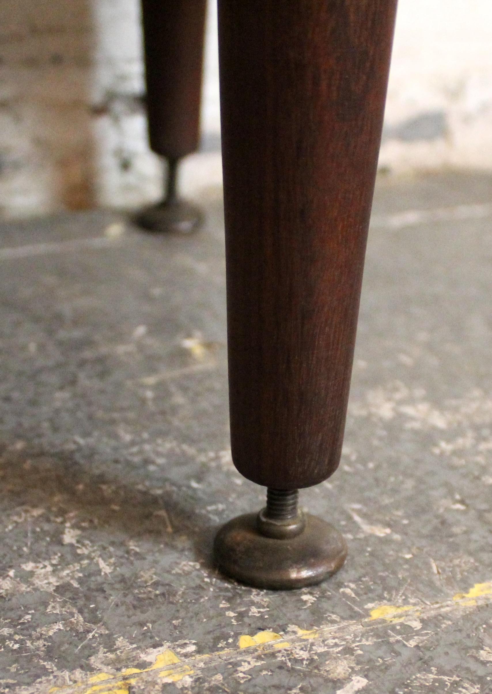 Moderner geschwungener Cocktailschrank/Bar aus Teakholz aus der Jahrhundertmitte im Angebot 5