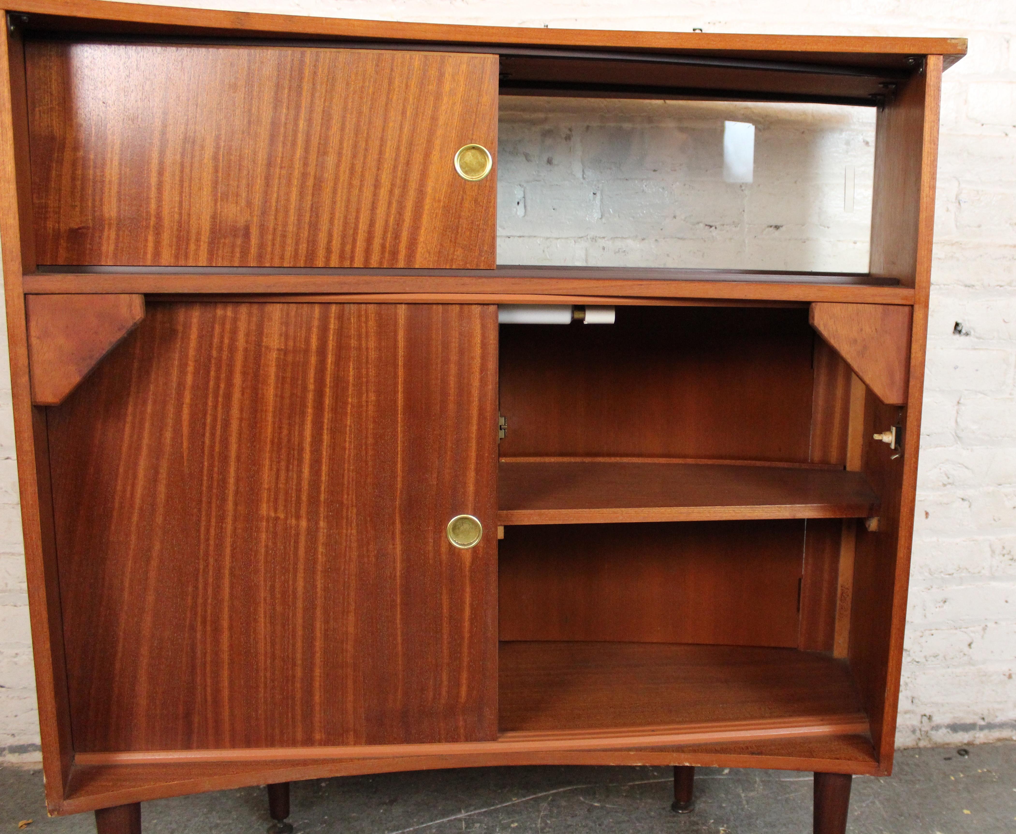 Moderner geschwungener Cocktailschrank/Bar aus Teakholz aus der Jahrhundertmitte im Angebot 6