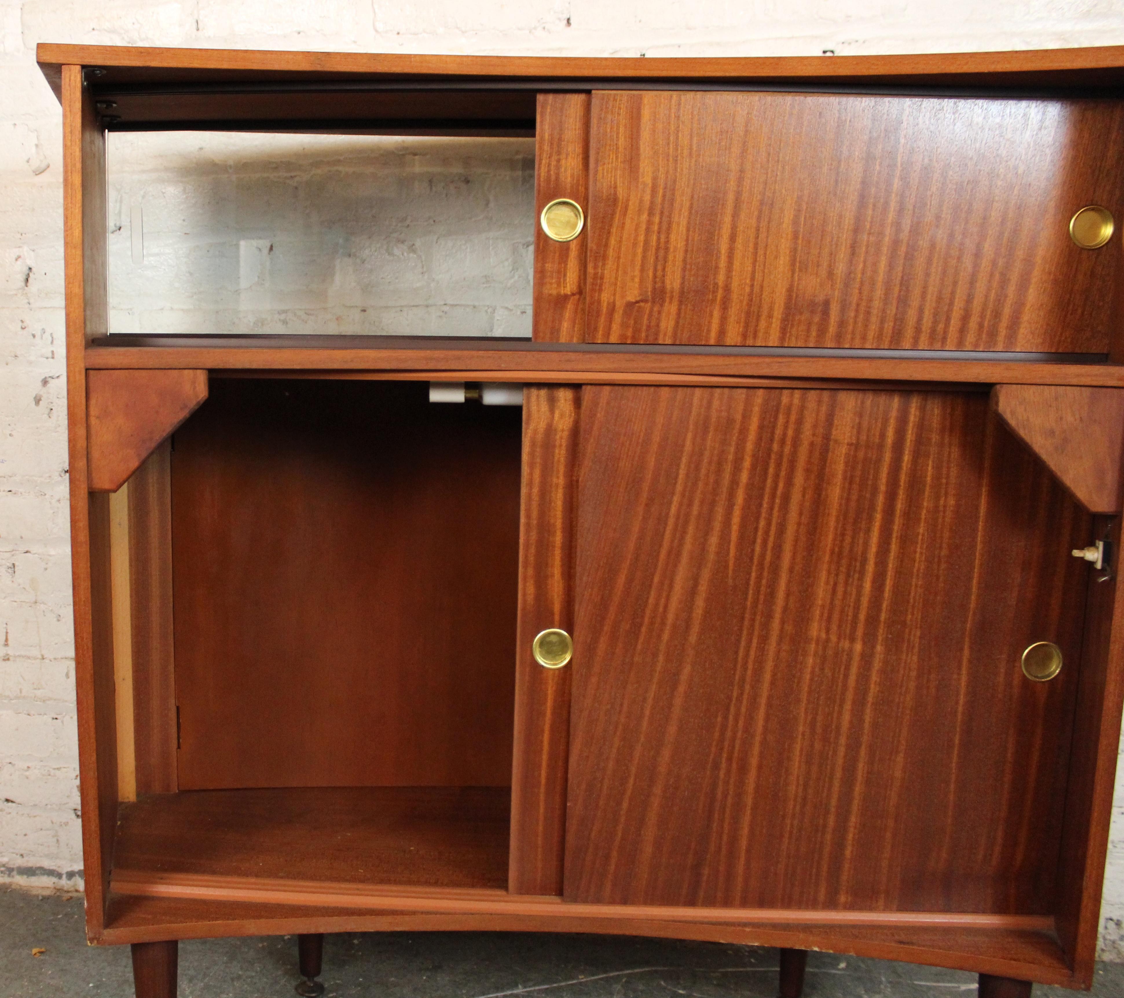 Moderner geschwungener Cocktailschrank/Bar aus Teakholz aus der Jahrhundertmitte im Angebot 7