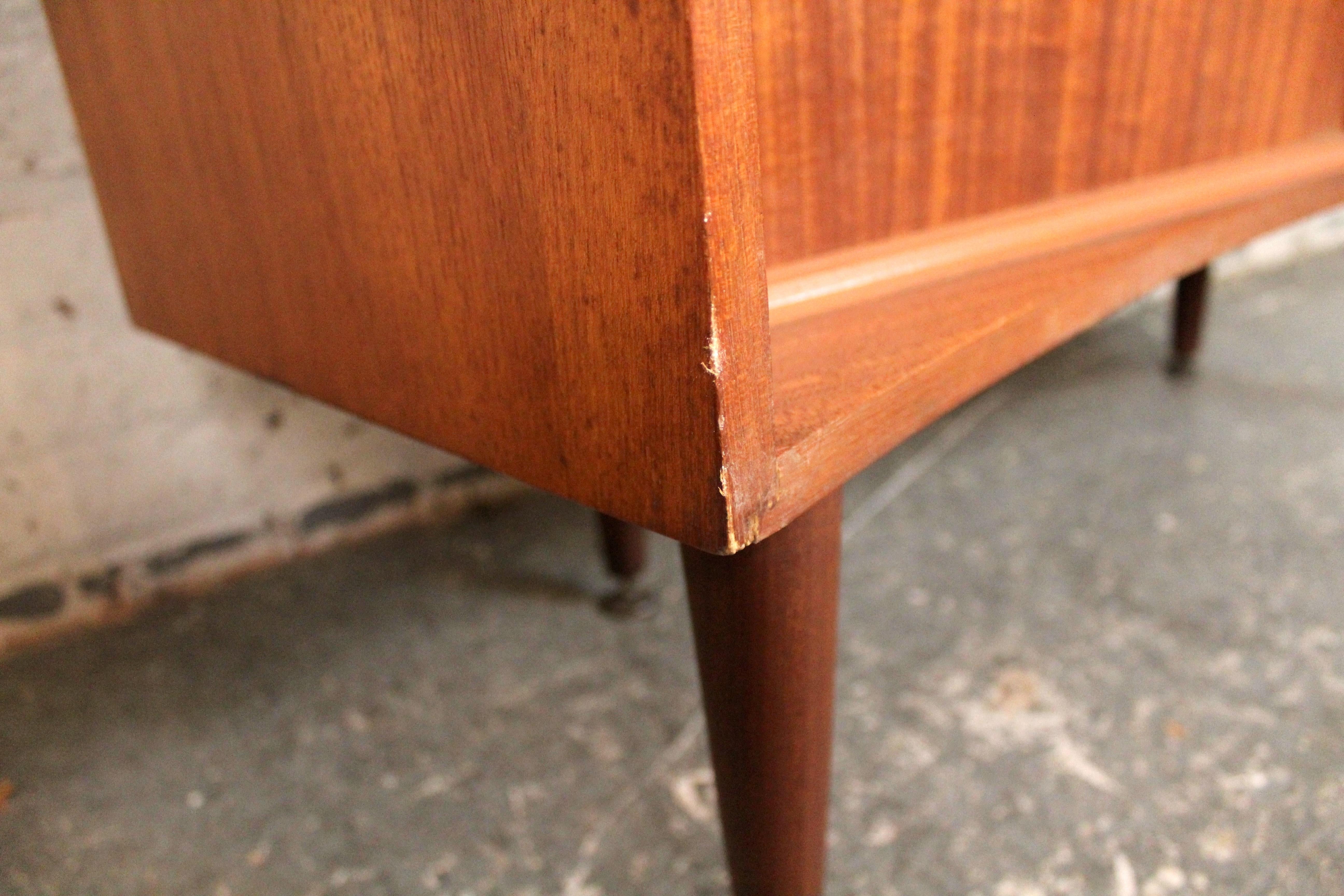 Moderner geschwungener Cocktailschrank/Bar aus Teakholz aus der Jahrhundertmitte im Angebot 8