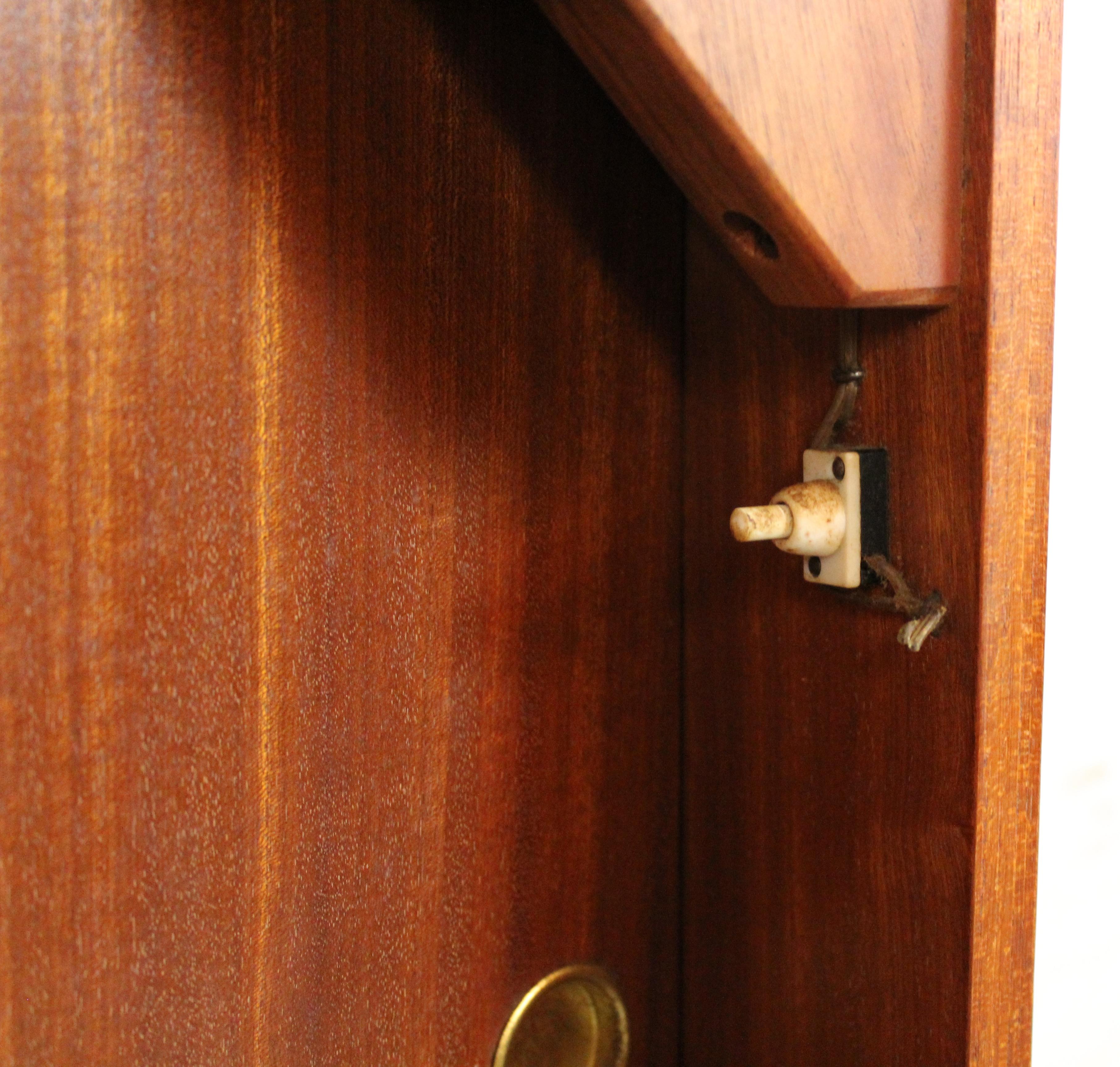 Moderner geschwungener Cocktailschrank/Bar aus Teakholz aus der Jahrhundertmitte im Angebot 9