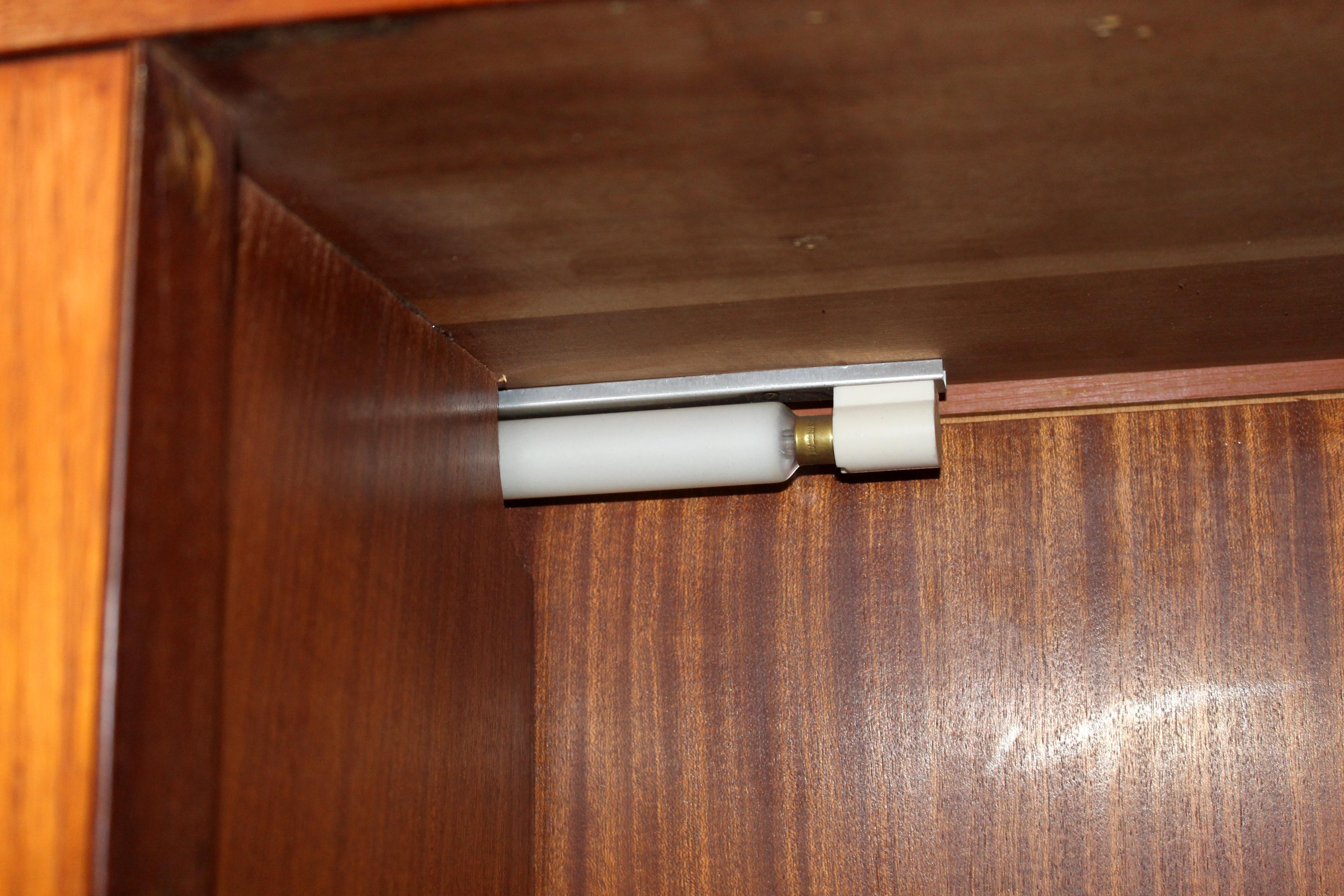 Moderner geschwungener Cocktailschrank/Bar aus Teakholz aus der Jahrhundertmitte im Angebot 10