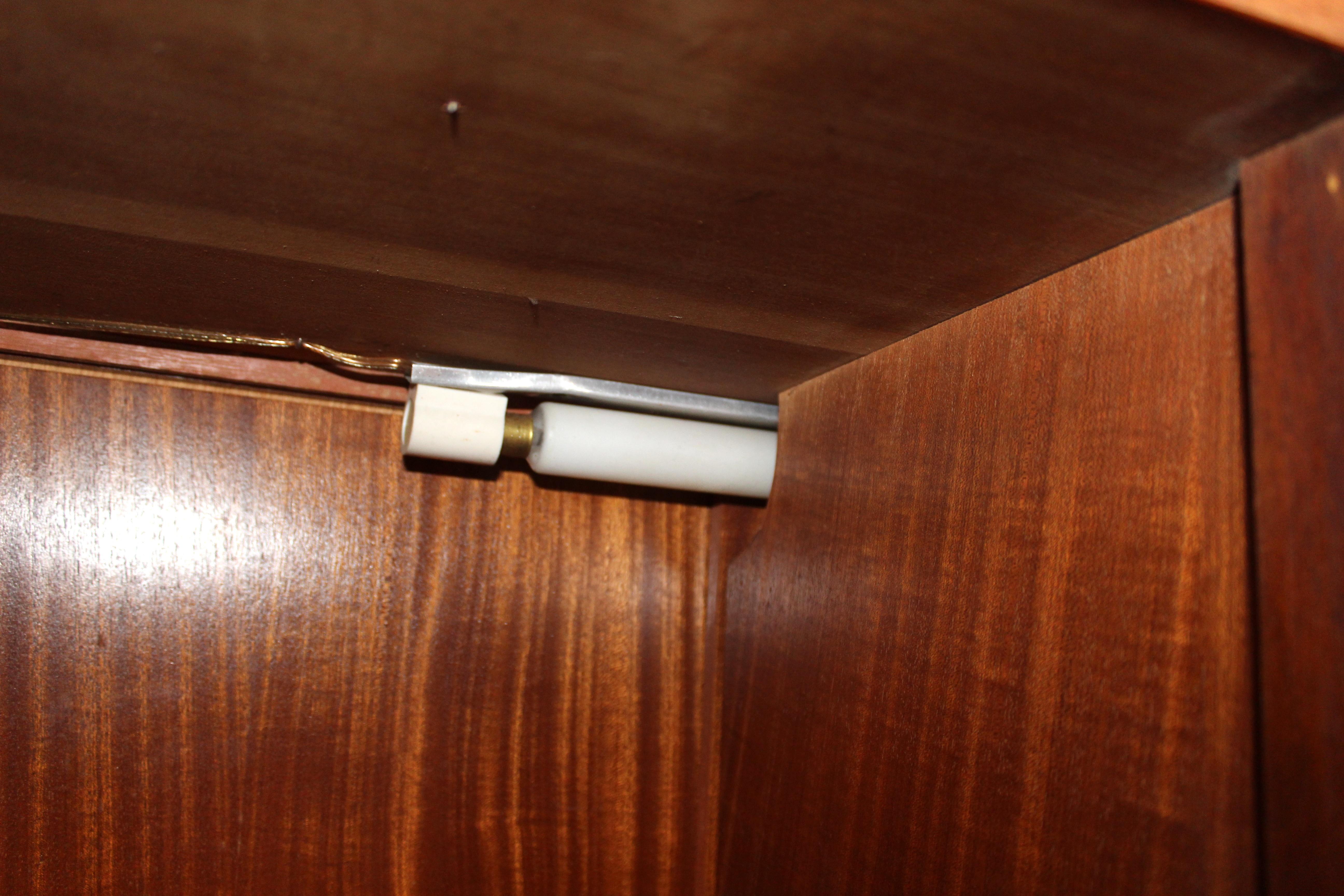 Moderner geschwungener Cocktailschrank/Bar aus Teakholz aus der Jahrhundertmitte im Angebot 11