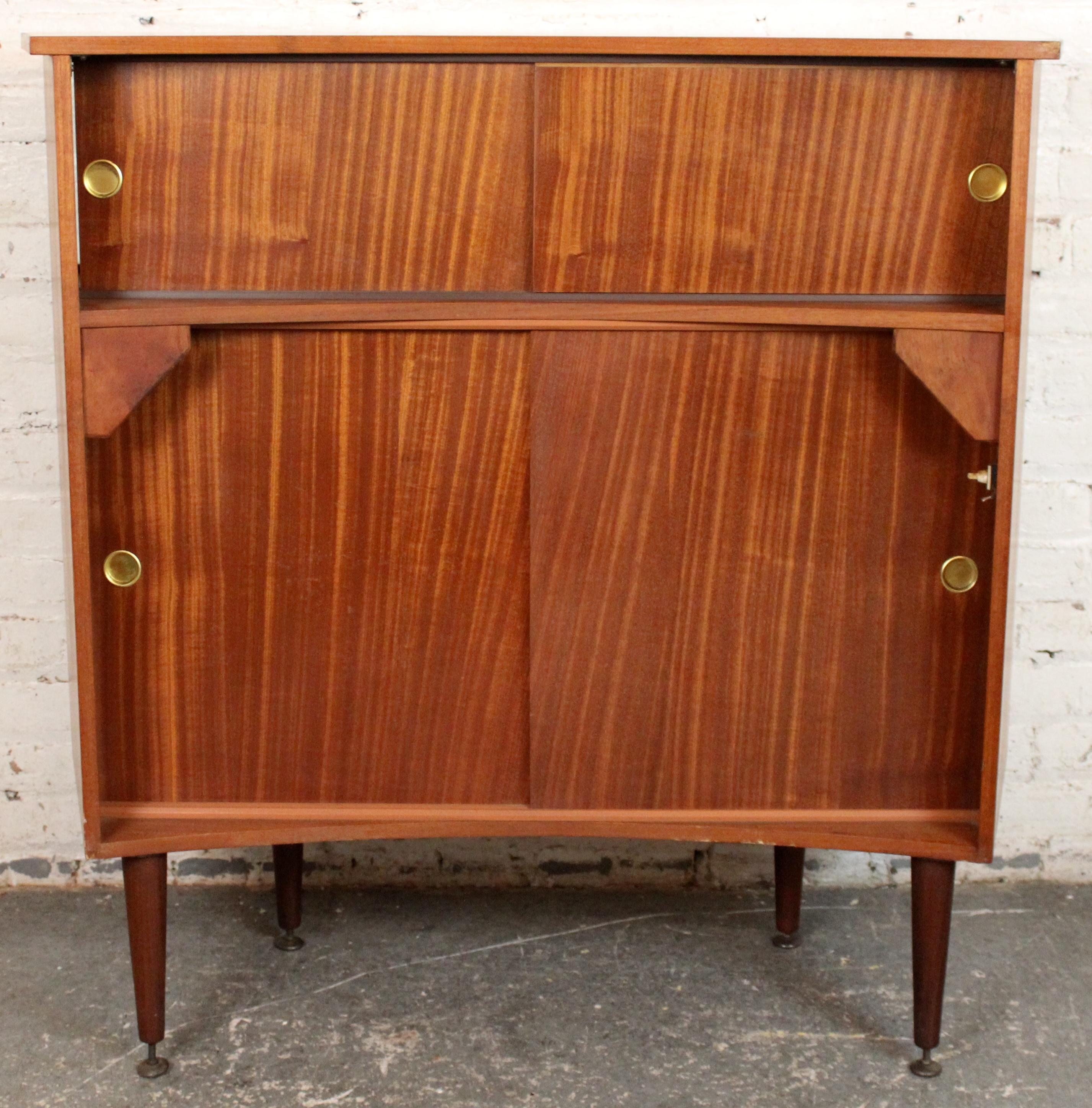 Moderner geschwungener Cocktailschrank/Bar aus Teakholz aus der Jahrhundertmitte (Moderne der Mitte des Jahrhunderts) im Angebot
