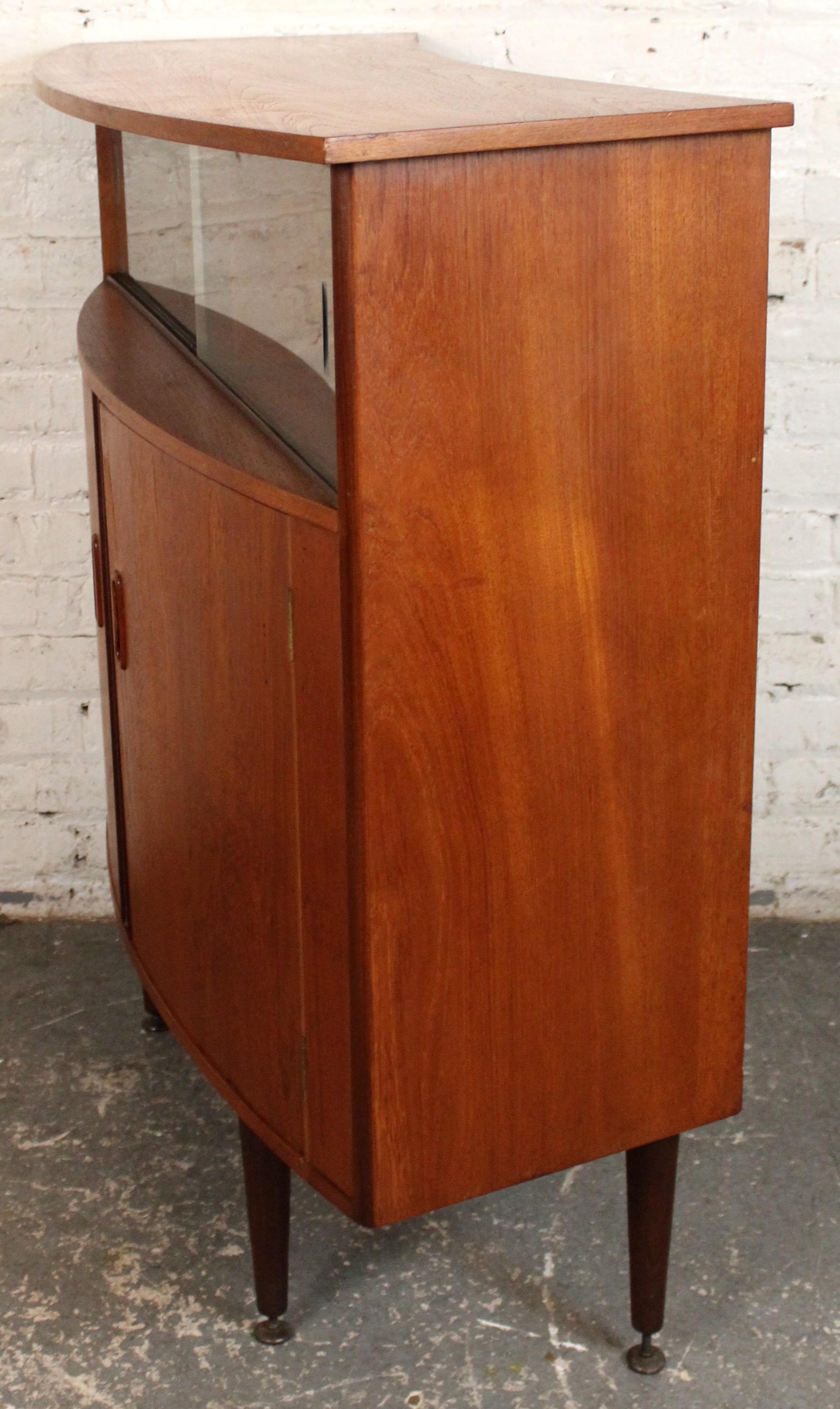 Moderner geschwungener Cocktailschrank/Bar aus Teakholz aus der Jahrhundertmitte im Zustand „Gut“ im Angebot in Brooklyn, NY