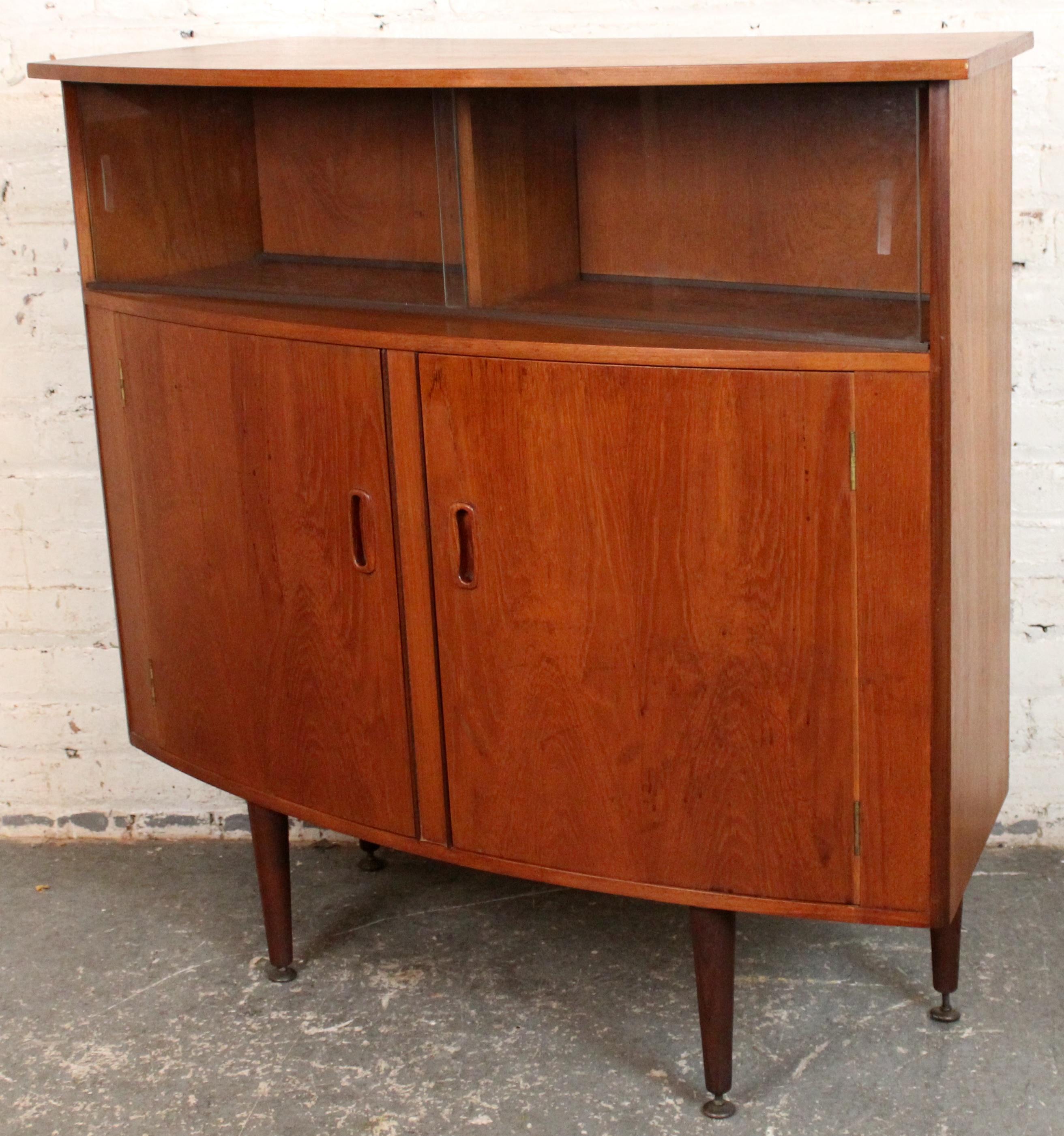 Moderner geschwungener Cocktailschrank/Bar aus Teakholz aus der Jahrhundertmitte (20. Jahrhundert) im Angebot