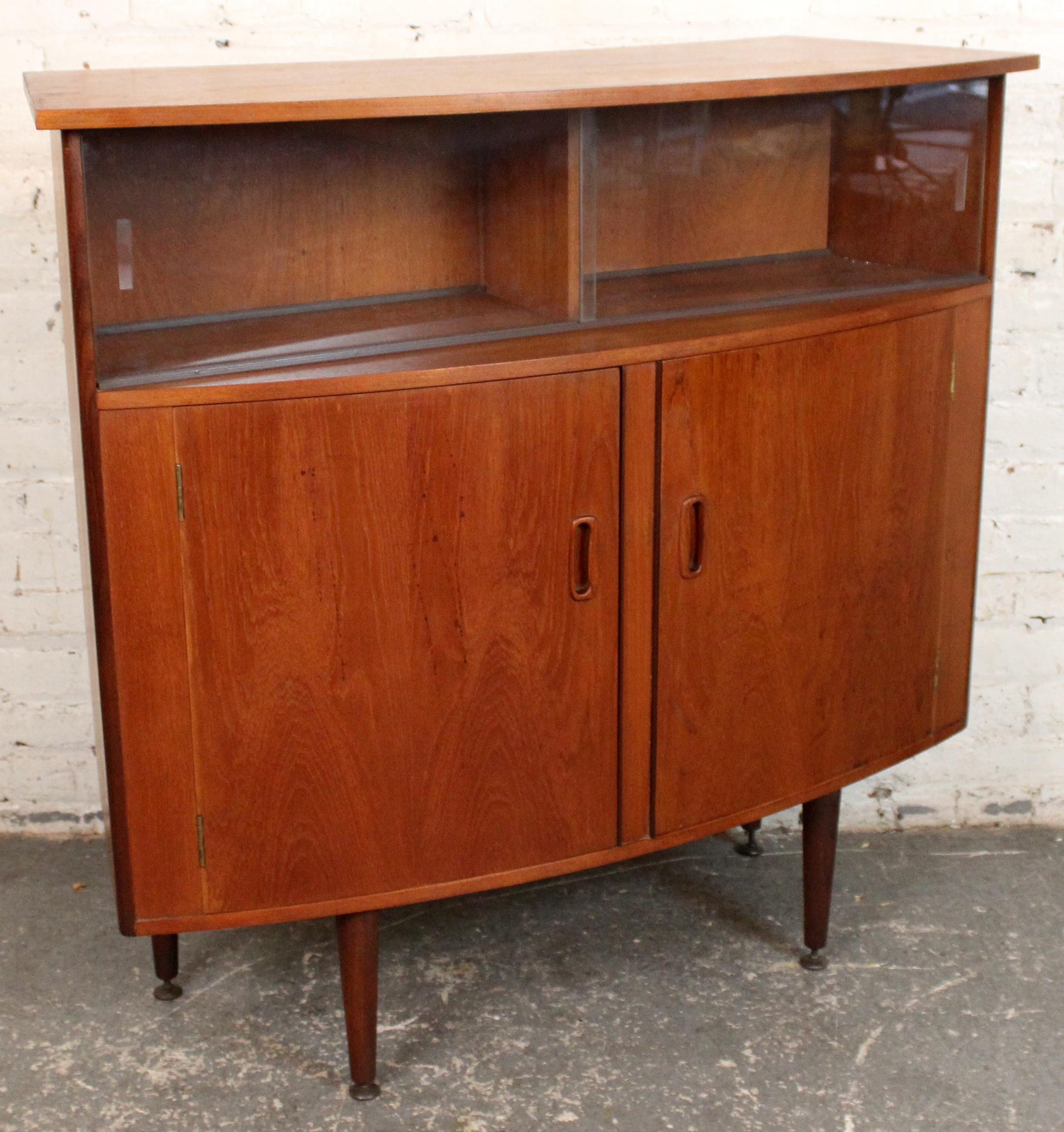 Moderner geschwungener Cocktailschrank/Bar aus Teakholz aus der Jahrhundertmitte (Messing) im Angebot