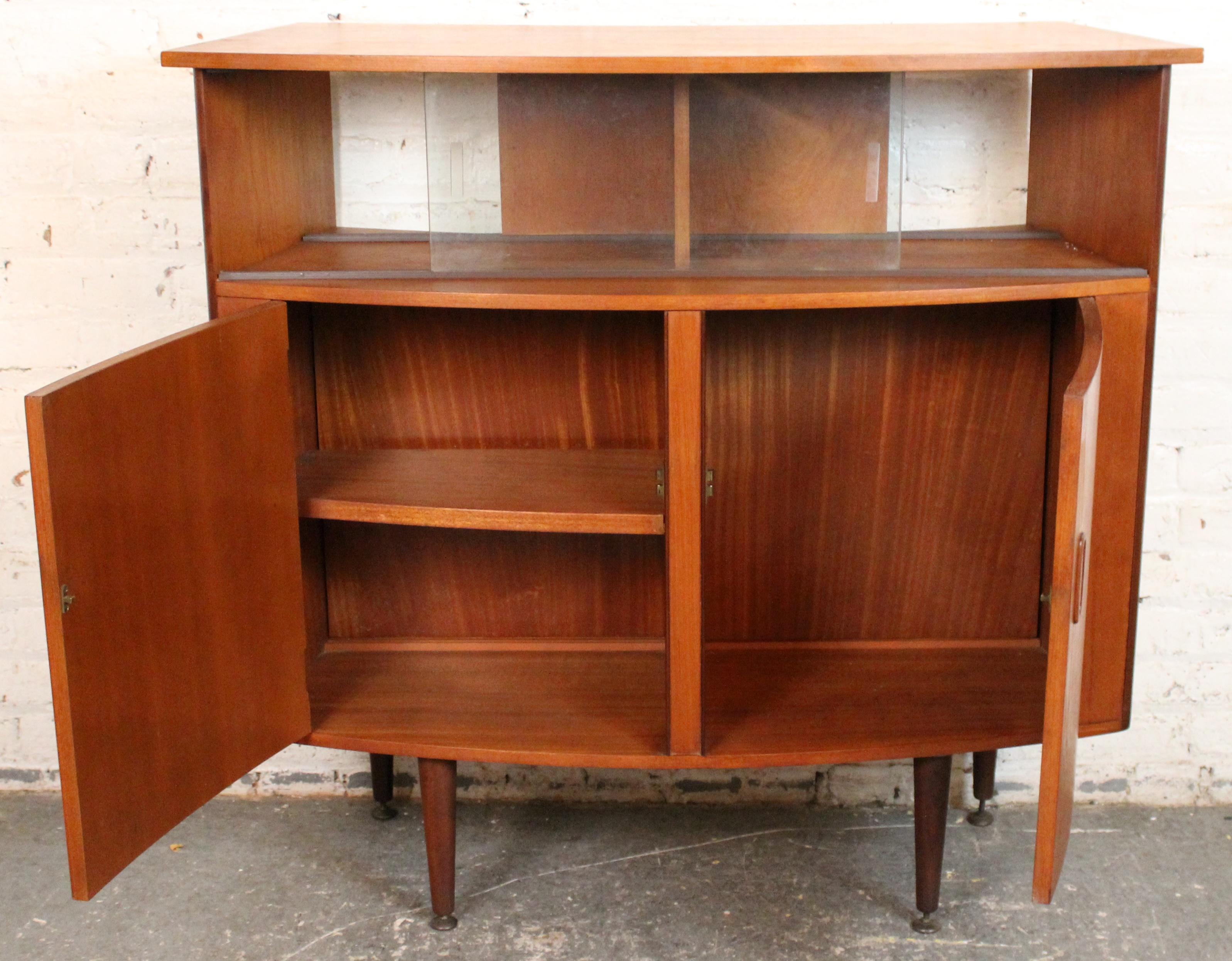 Moderner geschwungener Cocktailschrank/Bar aus Teakholz aus der Jahrhundertmitte im Angebot 1