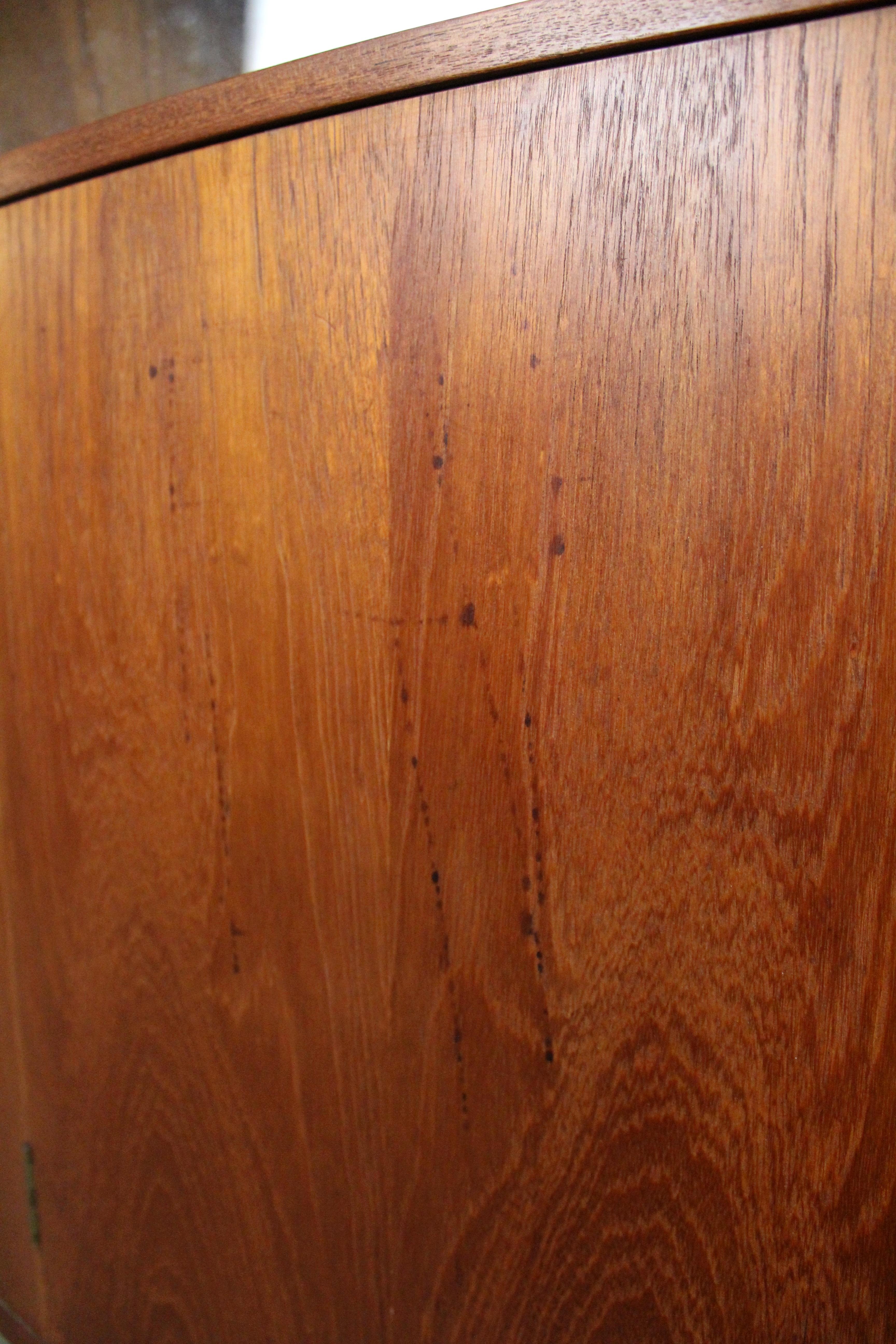 Moderner geschwungener Cocktailschrank/Bar aus Teakholz aus der Jahrhundertmitte im Angebot 2