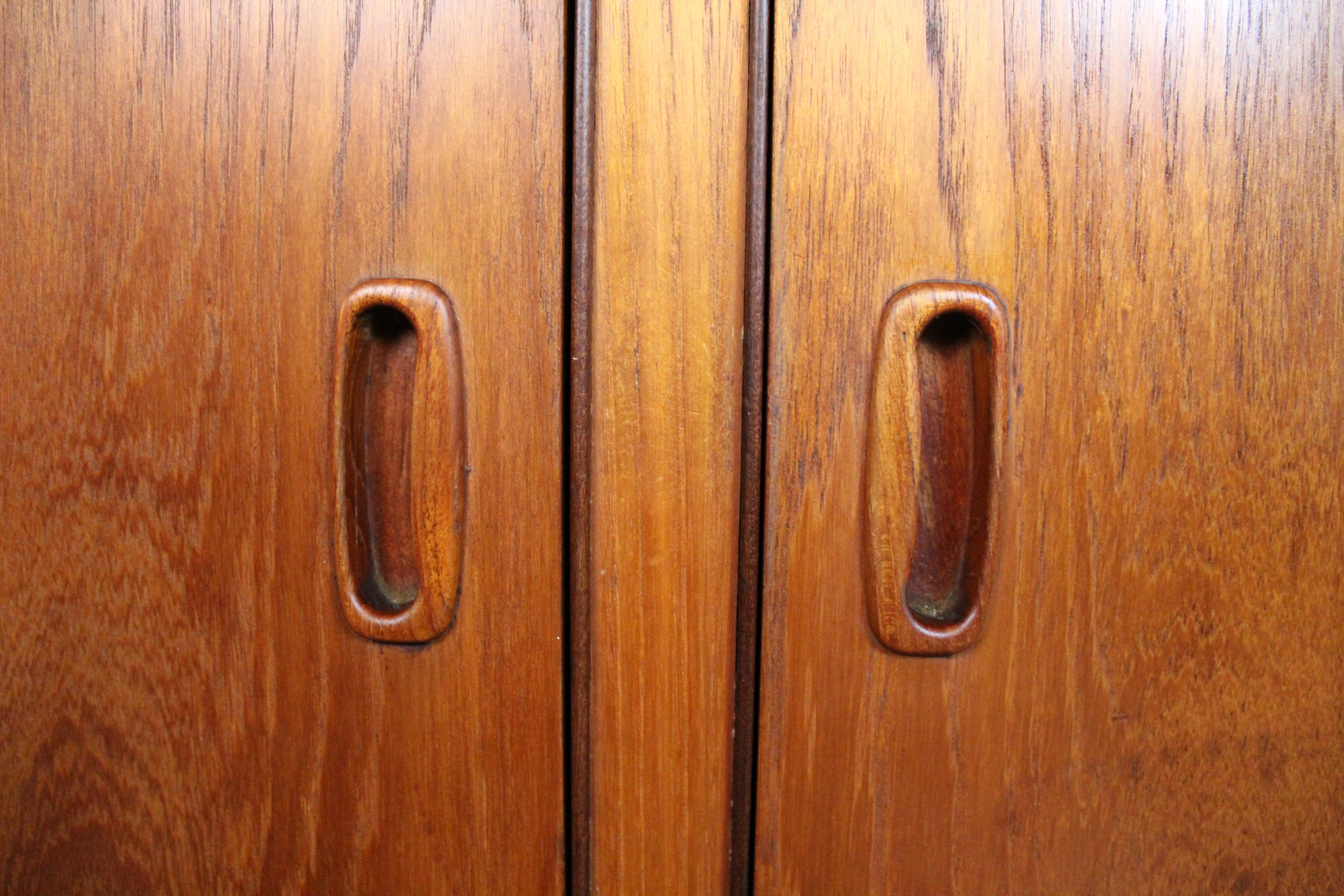 Moderner geschwungener Cocktailschrank/Bar aus Teakholz aus der Jahrhundertmitte im Angebot 3