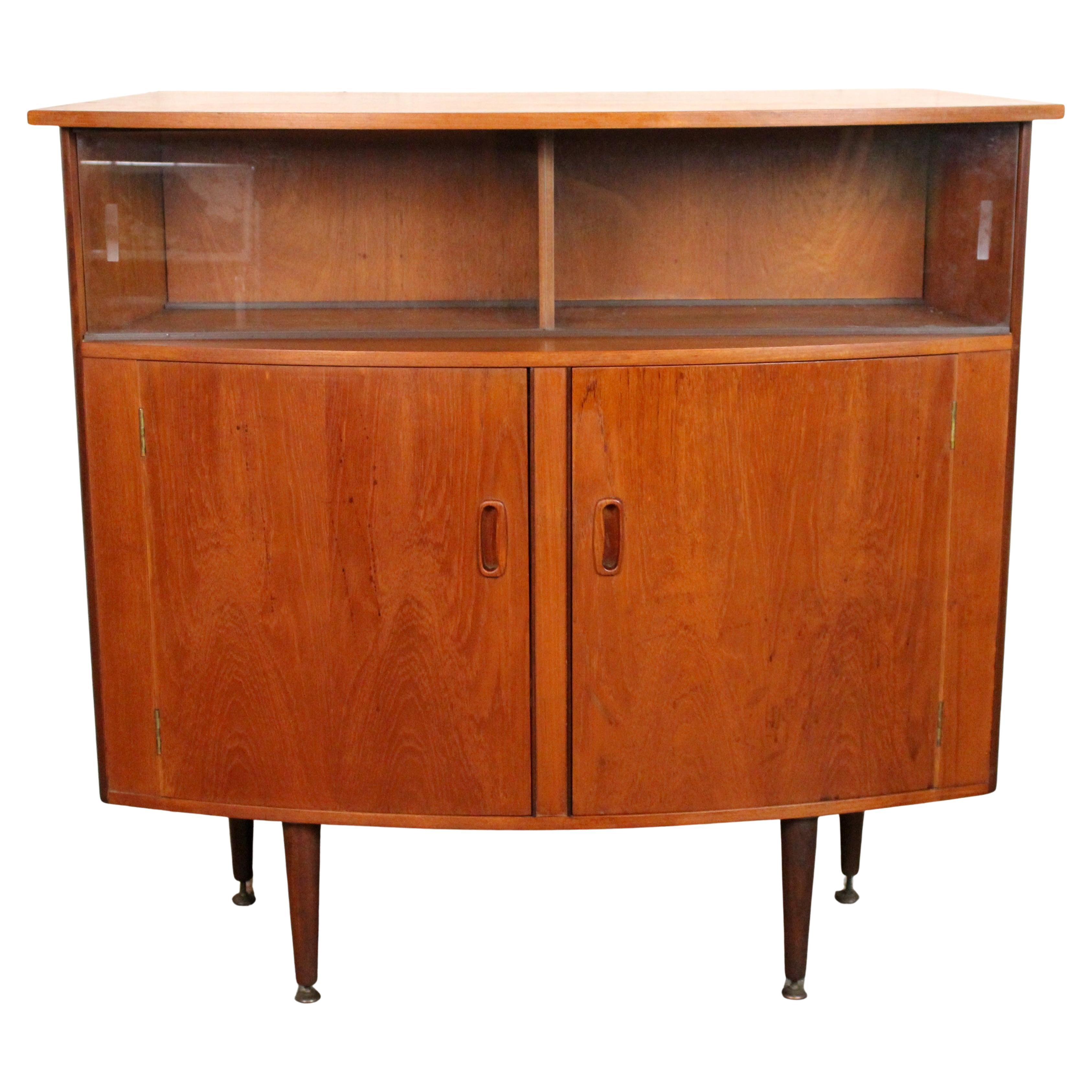 Moderner geschwungener Cocktailschrank/Bar aus Teakholz aus der Jahrhundertmitte