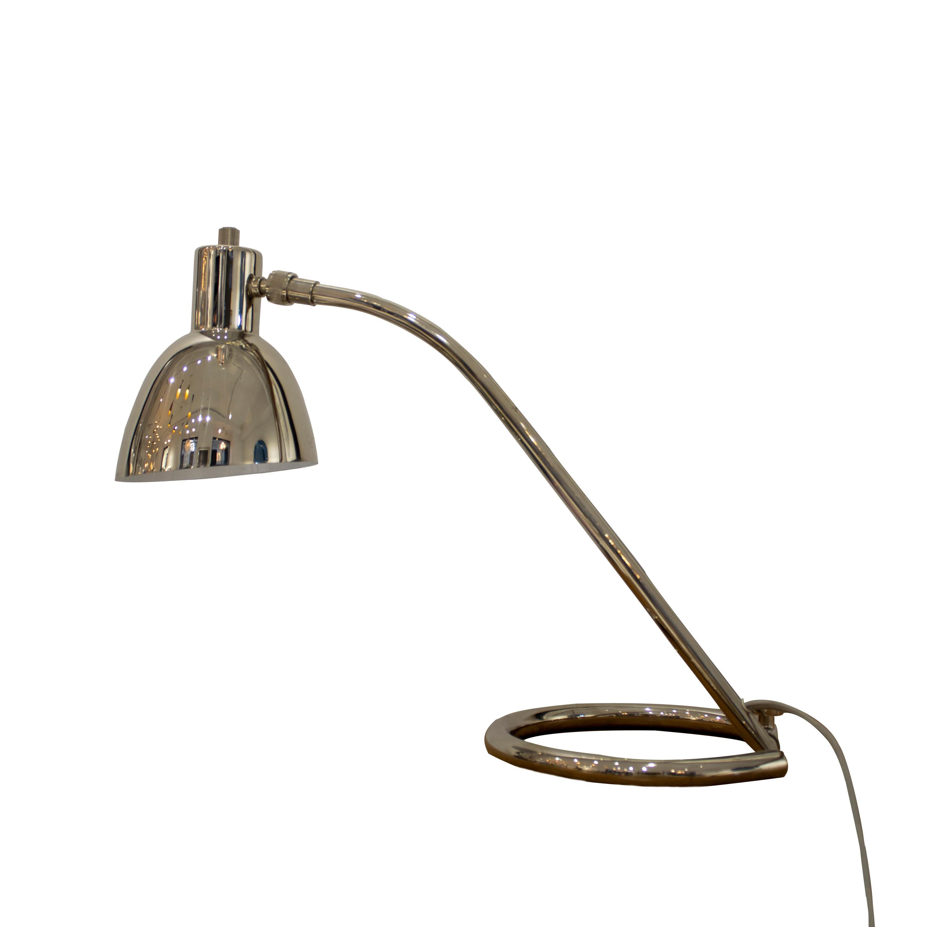 Mid-century modern Italian chromed table lamp. The lamp consists of a one-leg curved tube structure that connects to a semi-circular tube base., with a chrome cone lamp shade. 

Base size: 23 cm (Diamter)