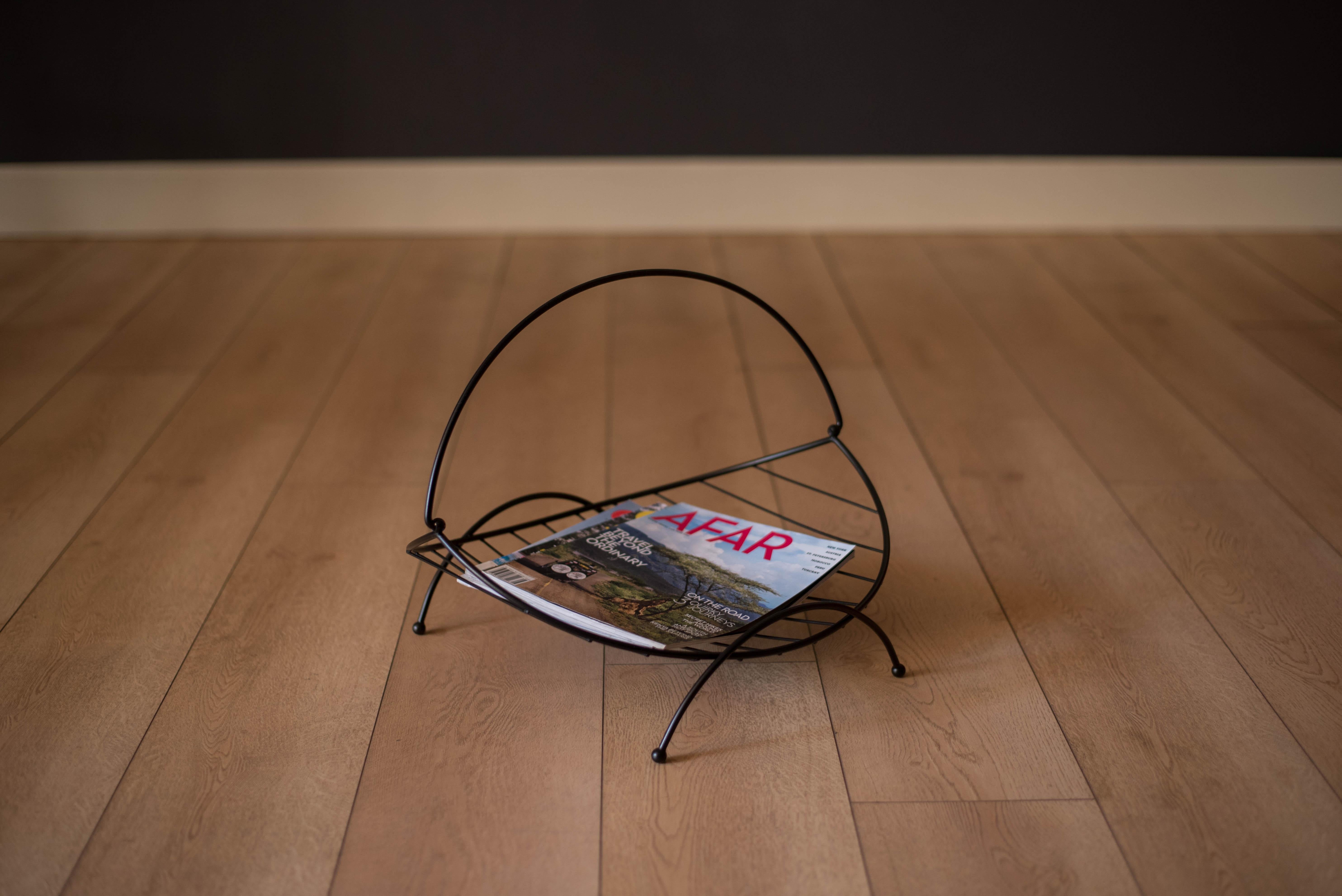 Mid-Century Modern Curved Wire Black Magazine Rack Holder In Good Condition For Sale In San Jose, CA