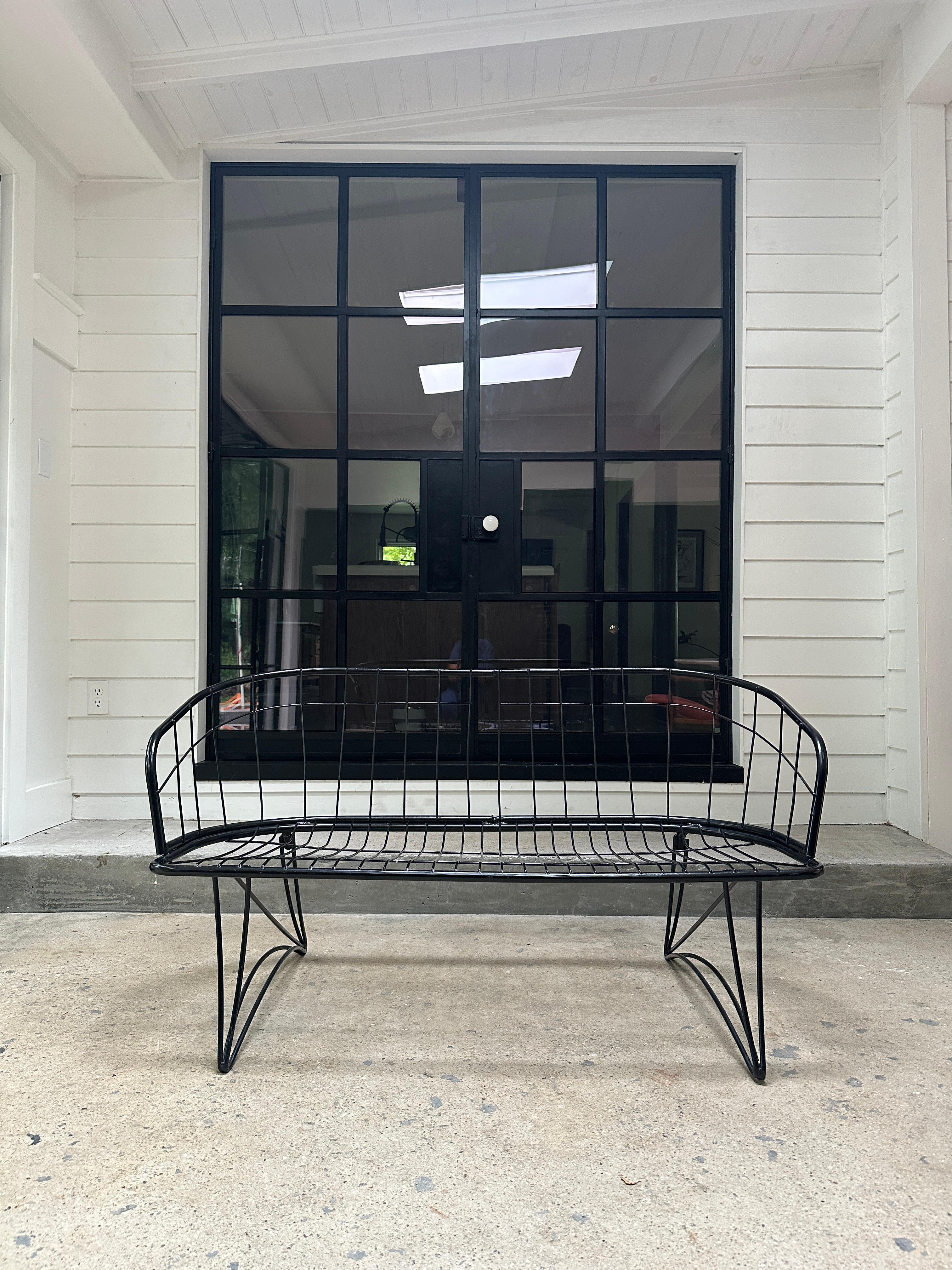 Divano per 2 persone vintage del Mid Century di 'Homecrest' in ottime condizioni. Recentemente verniciato a polvere con smalto nero lucido. 

52,5