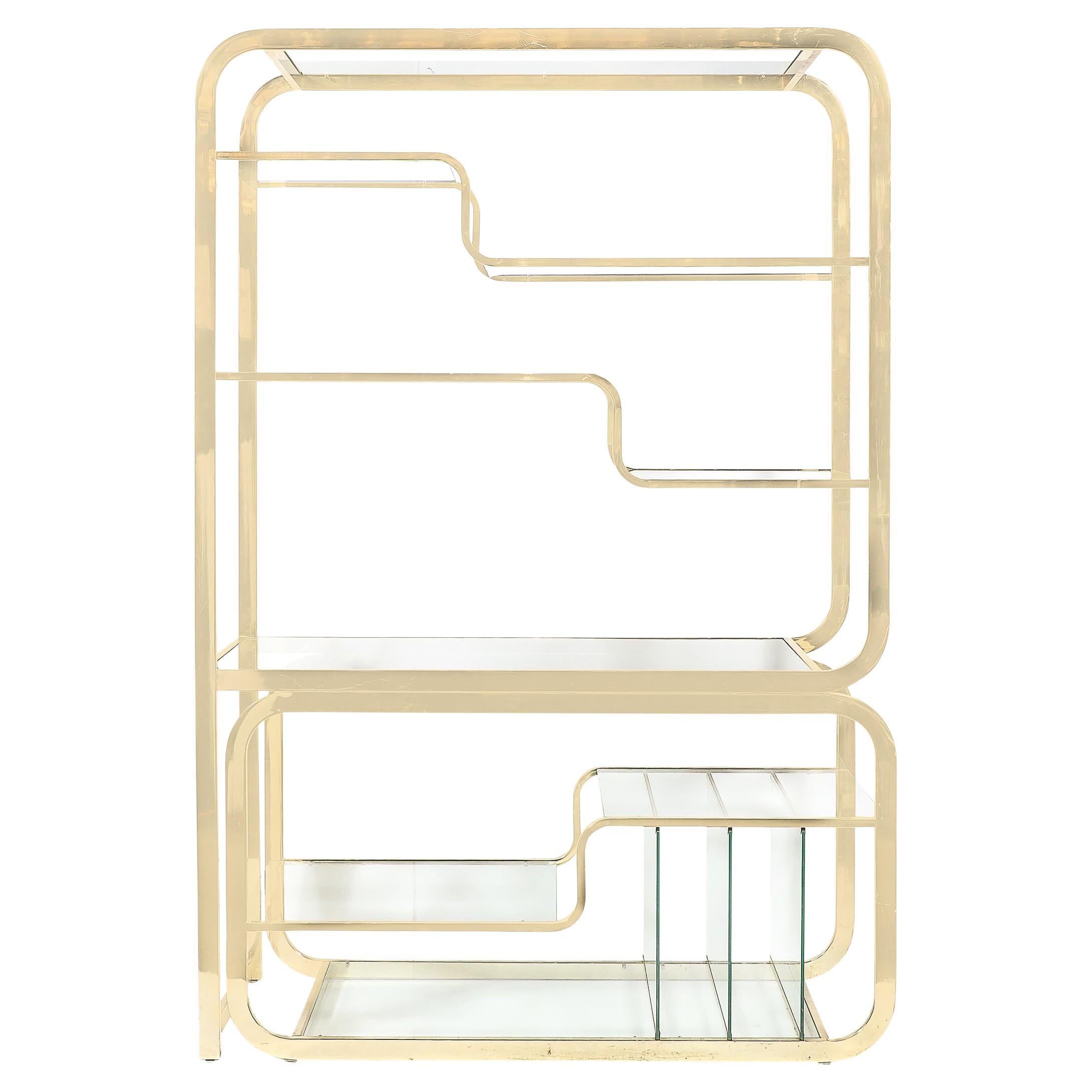 Moderne kurvenreiche Etagere aus poliertem Messing und Glas von Milo Baughman