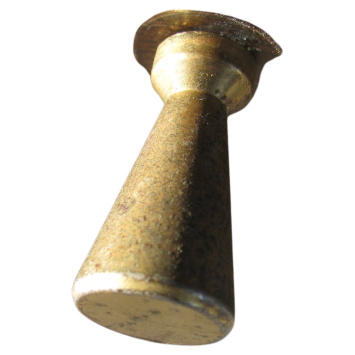 Favolosa coppia di comodini su misura in noce massiccio. Molto ben costruito con tutte le giunzioni a mitria, senza venature finali o impiallacciature. Compensato di betulla per gli interni dei cassetti. Cassetto singolo incassato con uno spazio