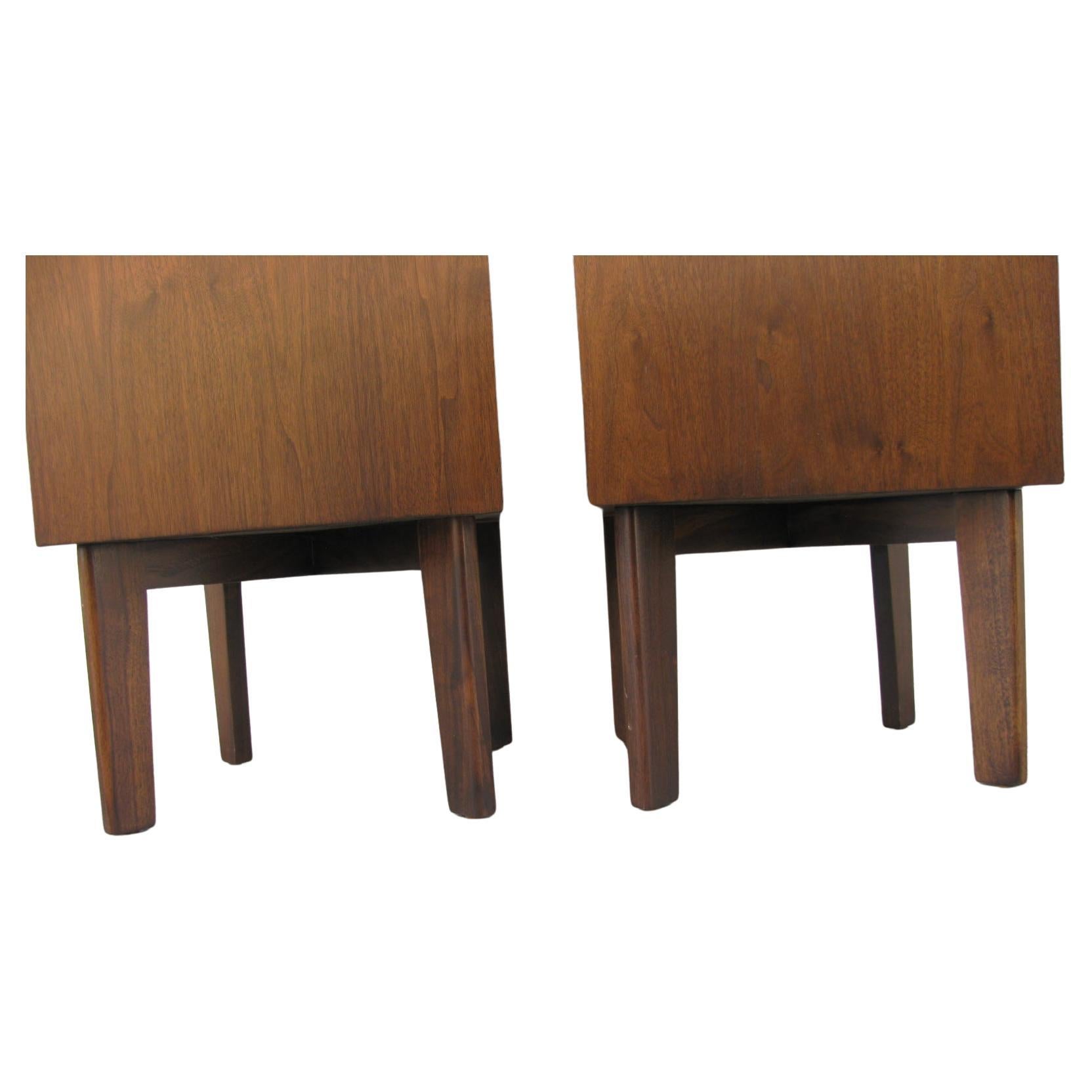 Mid-Century moderno Medioevo Moderno  Tavolini da notte in legno massello di noce progettati su misura in vendita