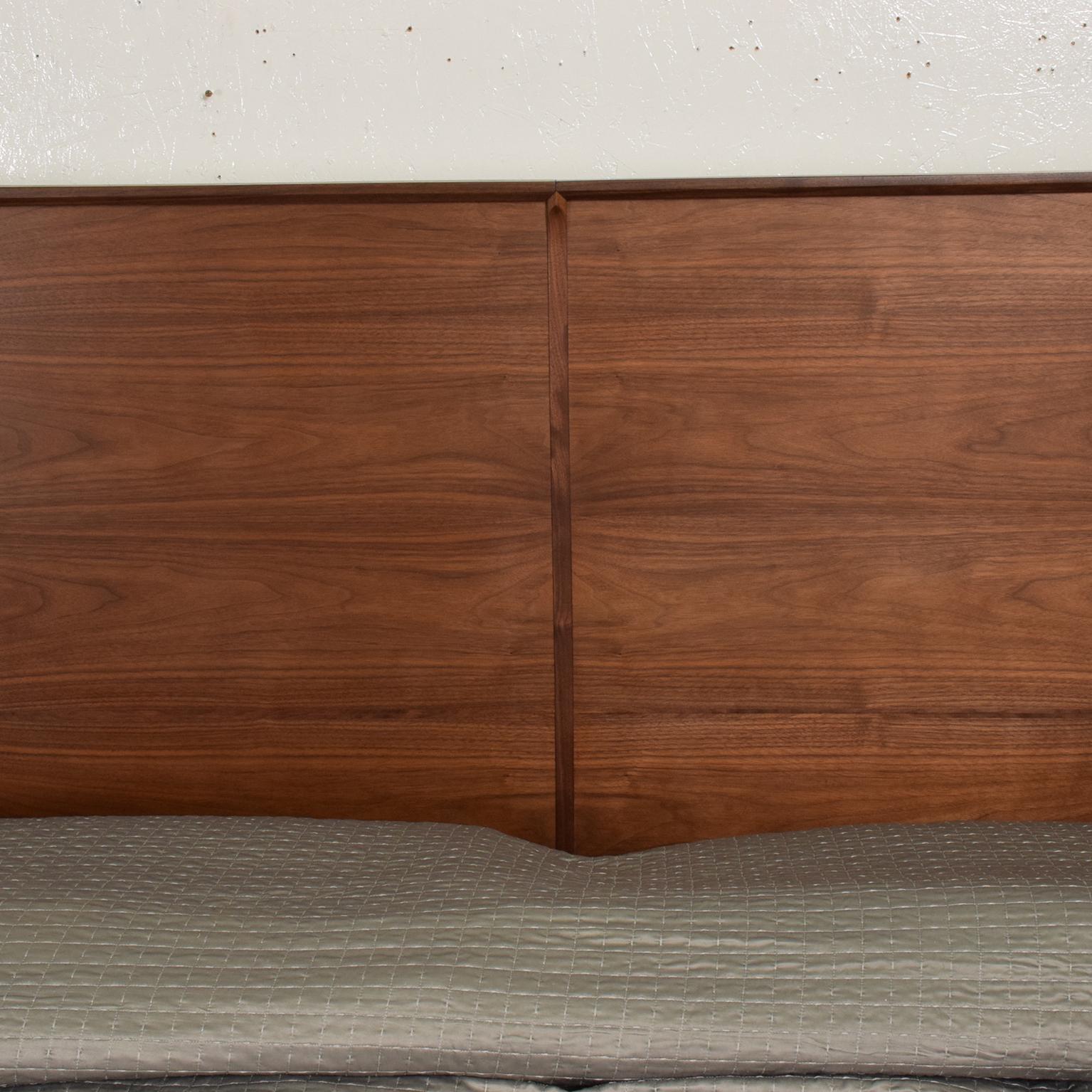 Mid-Century Modern Custom King Size Platform in Walnut Wood, Floating Nightstand In New Condition In Chula Vista, CA