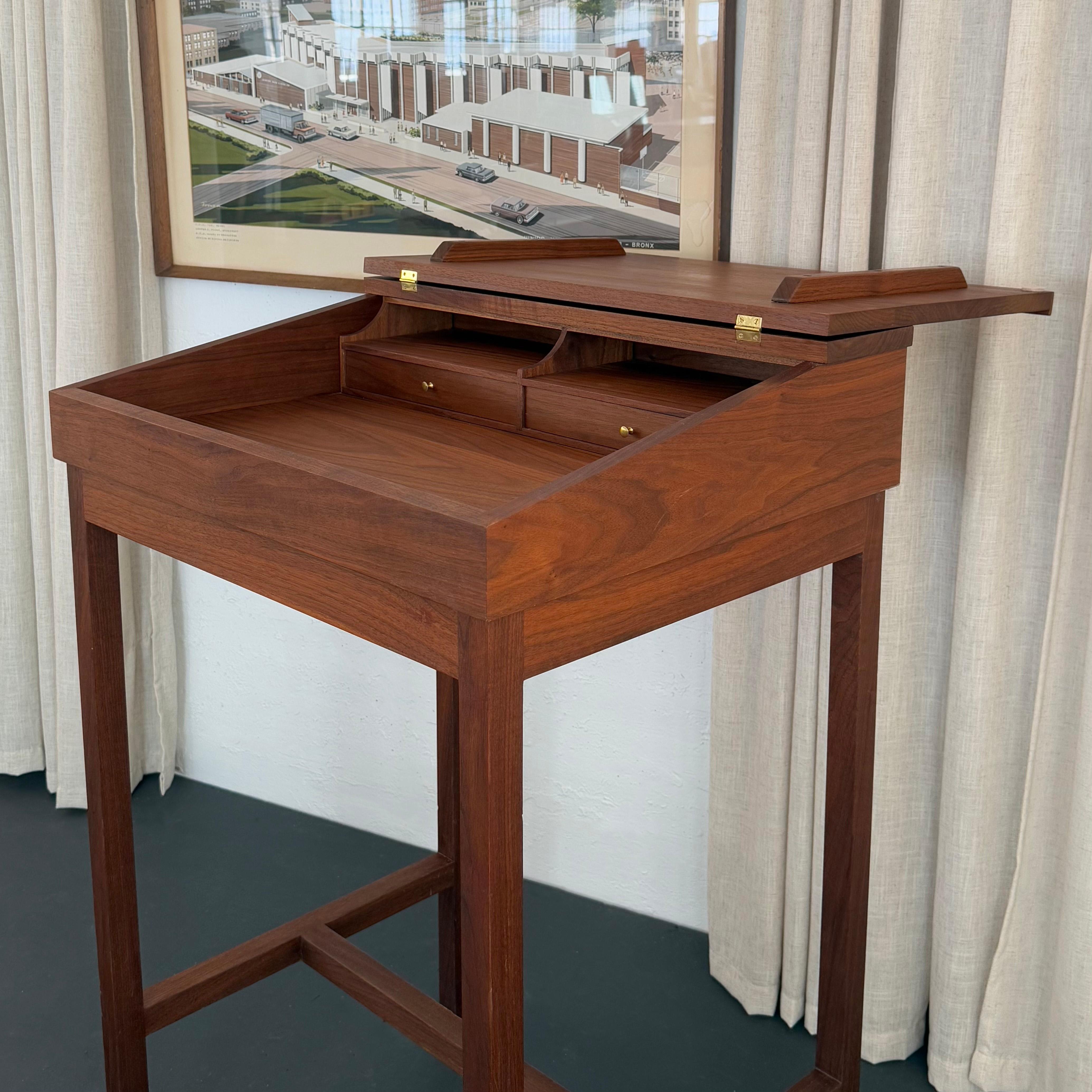 Scrivania in piedi Flip Top in noce, realizzata su misura, in stile Mid-Century Modern in vendita 3