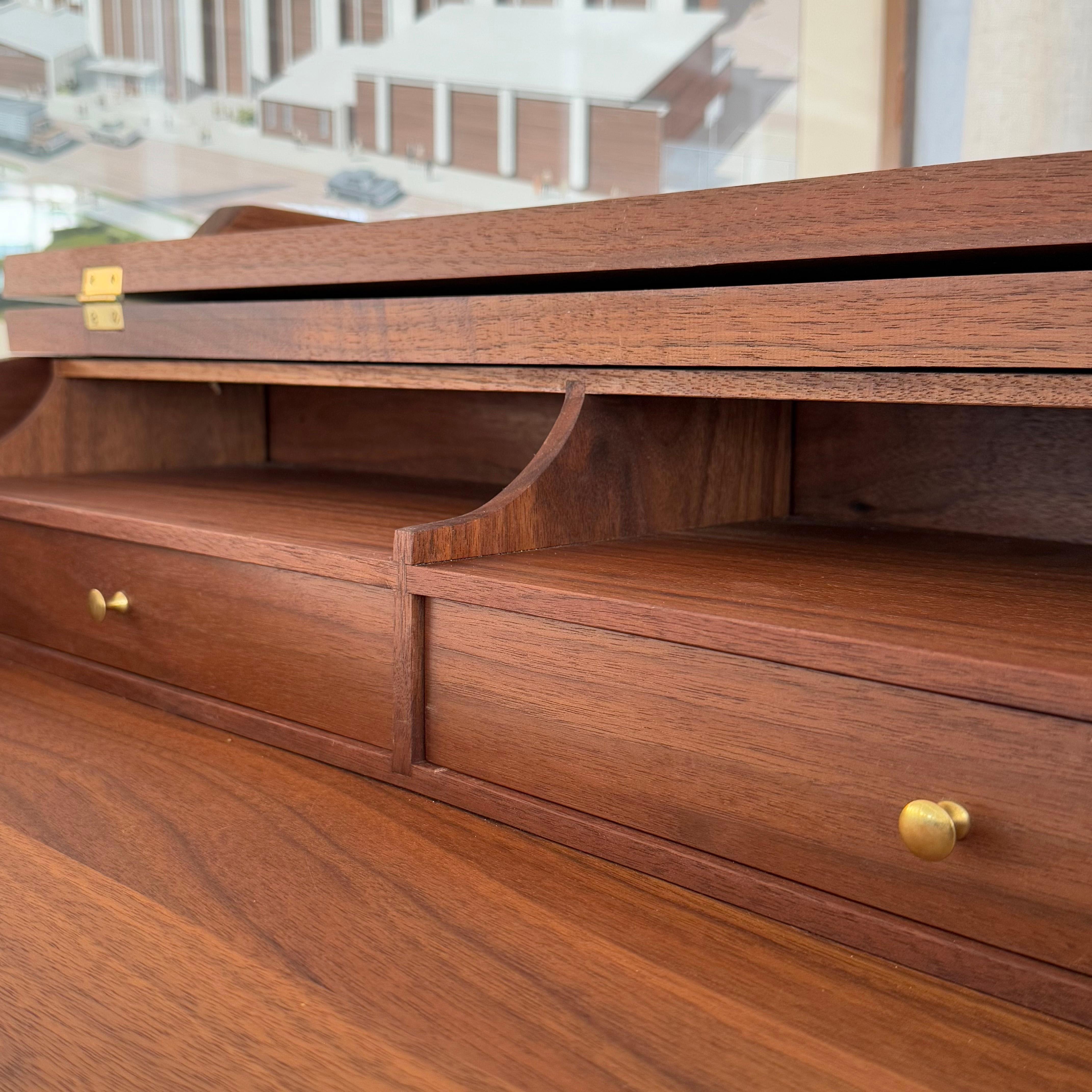 Scrivania in piedi Flip Top in noce, realizzata su misura, in stile Mid-Century Modern in vendita 4