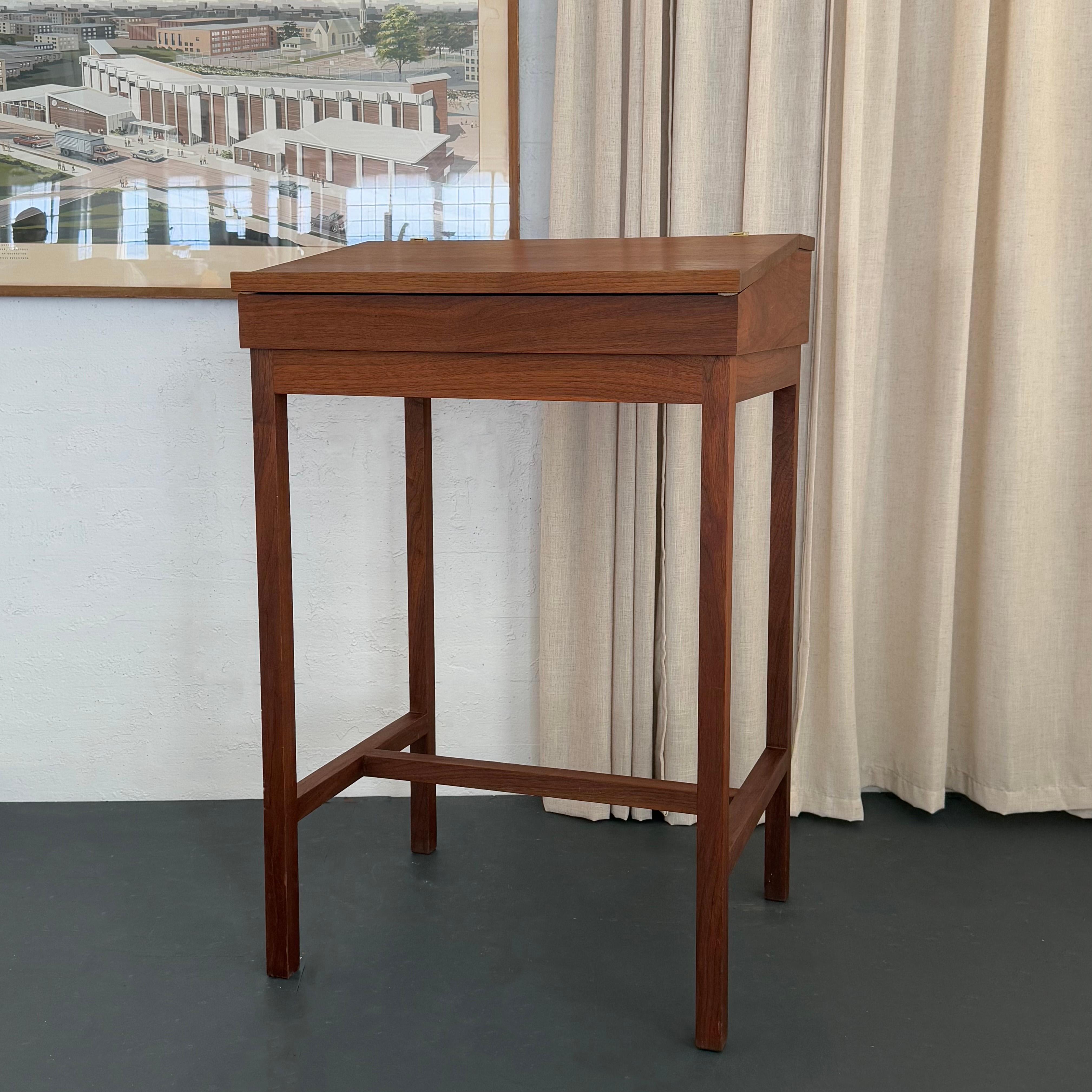 Mid-Century moderno Scrivania in piedi Flip Top in noce, realizzata su misura, in stile Mid-Century Modern in vendita