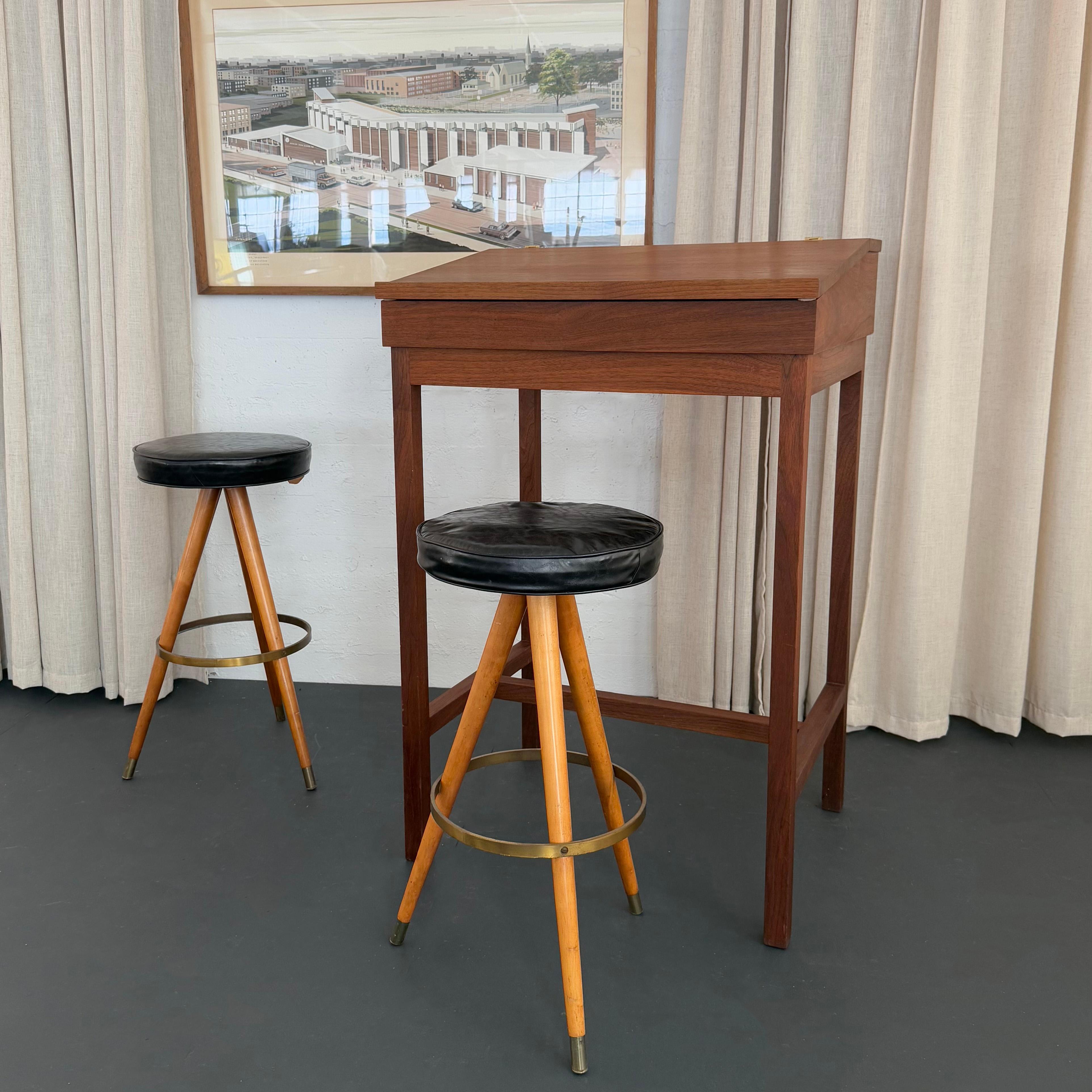 Americano Scrivania in piedi Flip Top in noce, realizzata su misura, in stile Mid-Century Modern in vendita