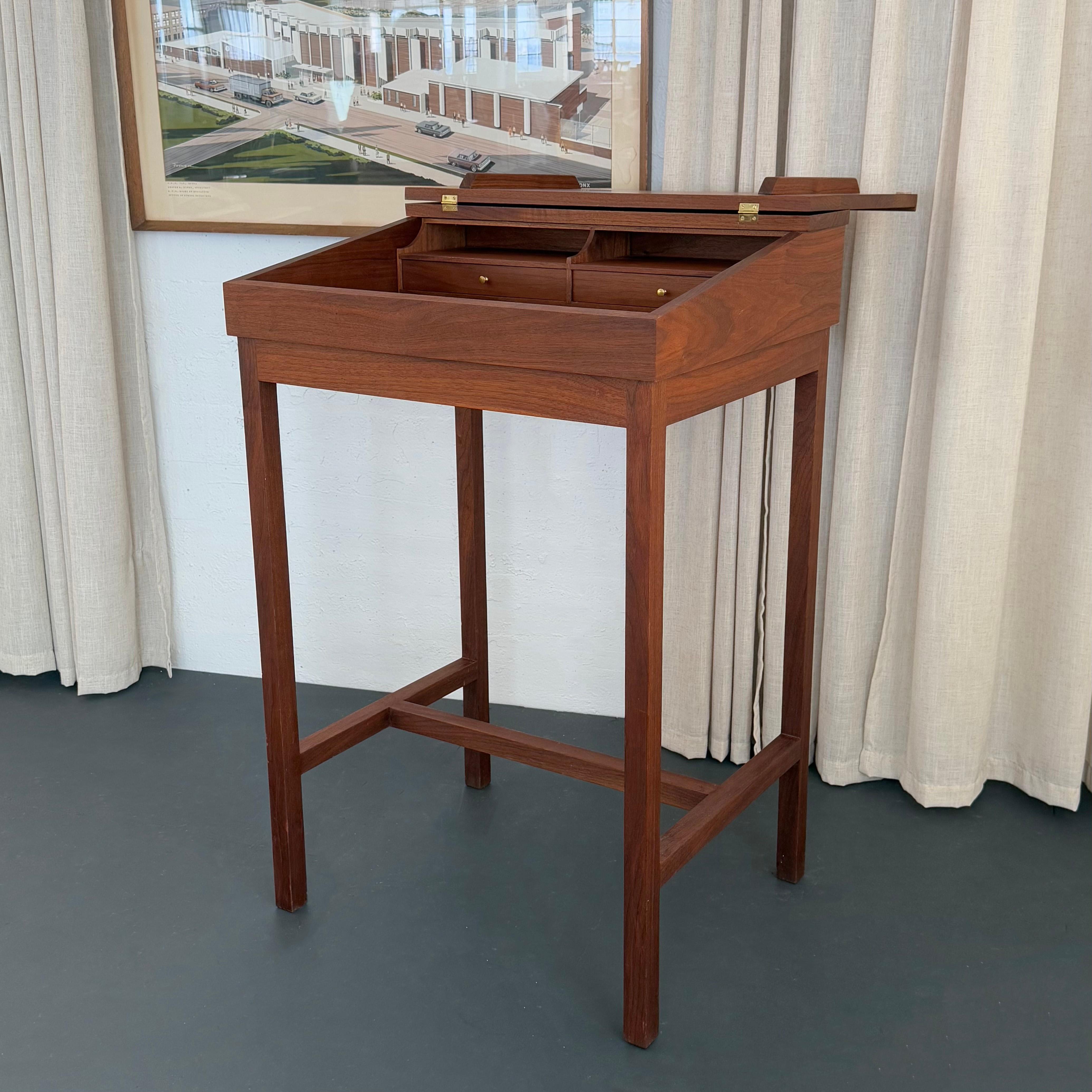 Scrivania in piedi Flip Top in noce, realizzata su misura, in stile Mid-Century Modern In condizioni buone in vendita a Brooklyn, NY