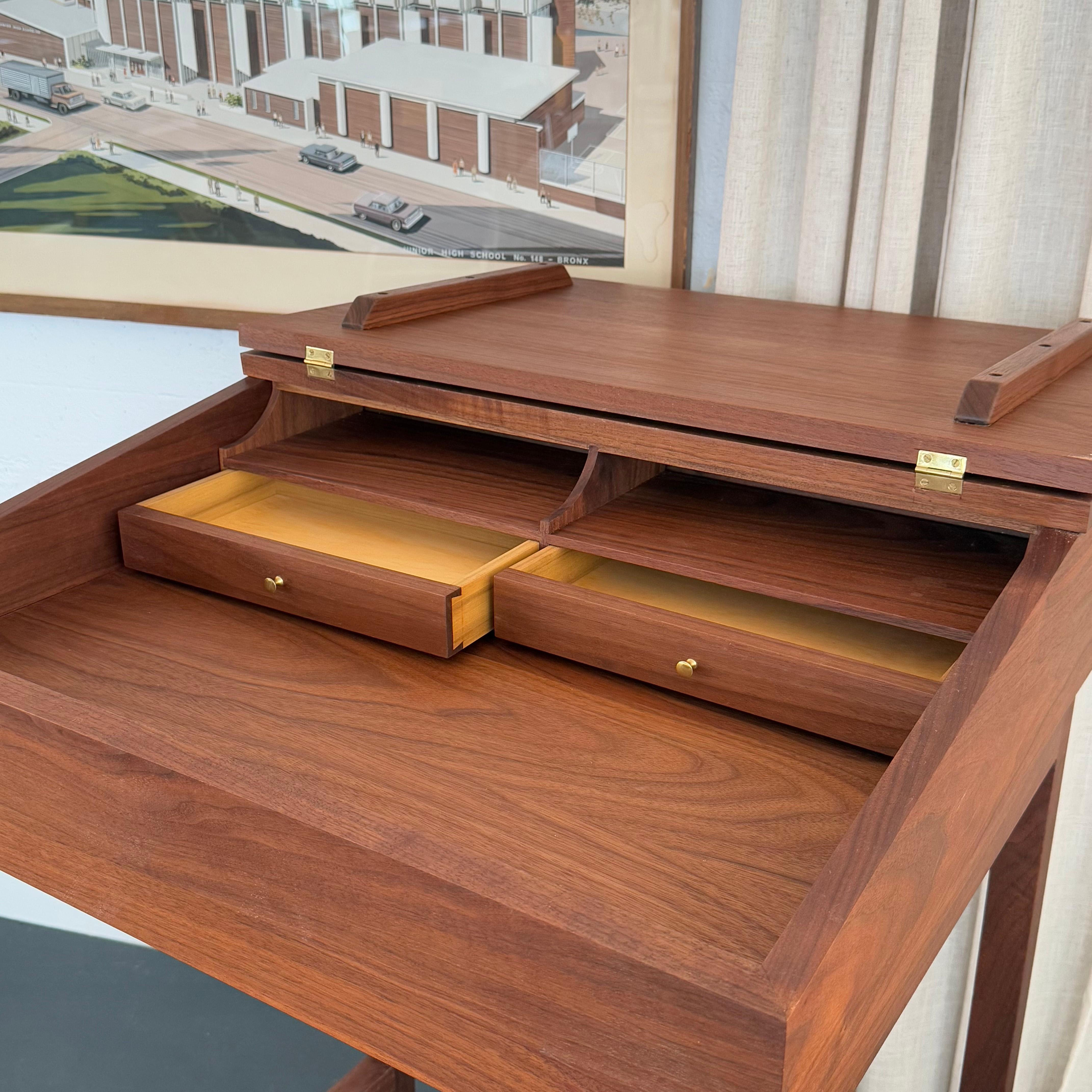 Ottone Scrivania in piedi Flip Top in noce, realizzata su misura, in stile Mid-Century Modern in vendita