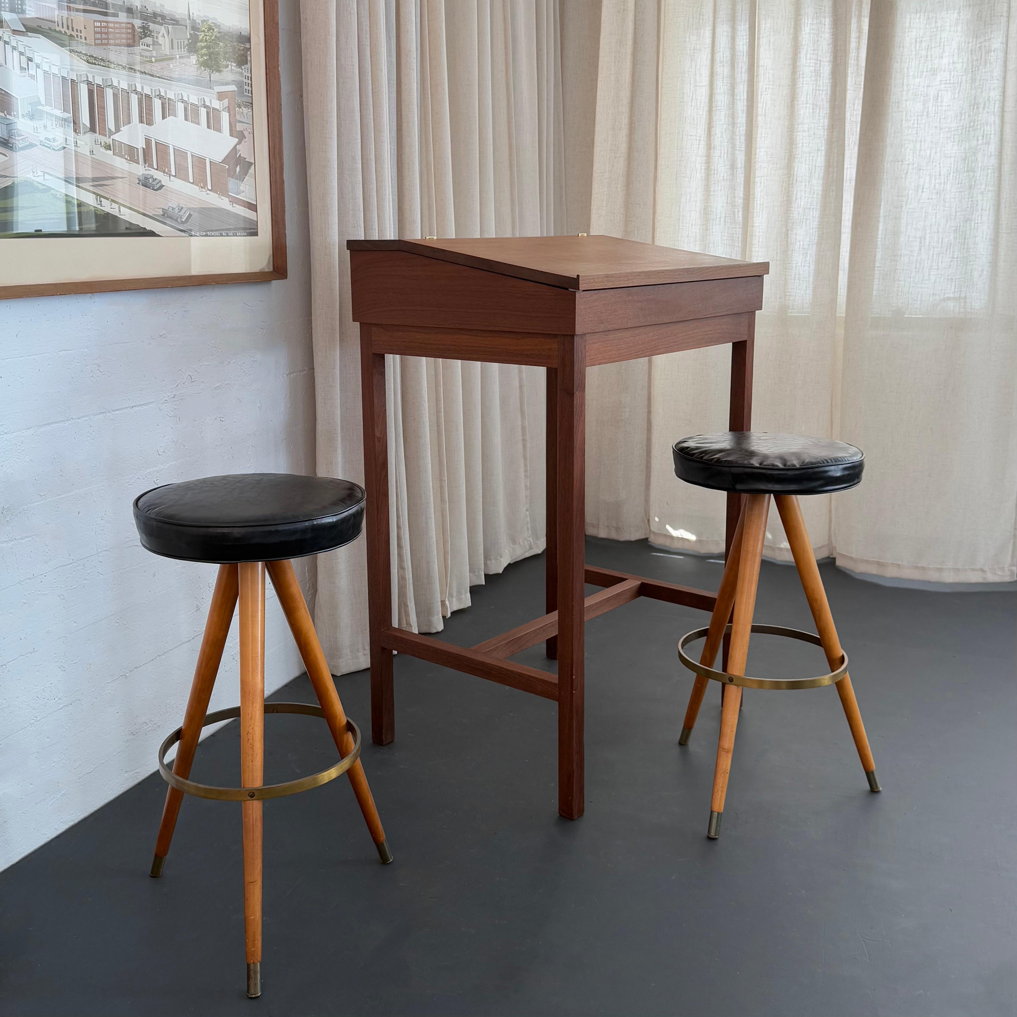 Scrivania in piedi Flip Top in noce, realizzata su misura, in stile Mid-Century Modern in vendita 2