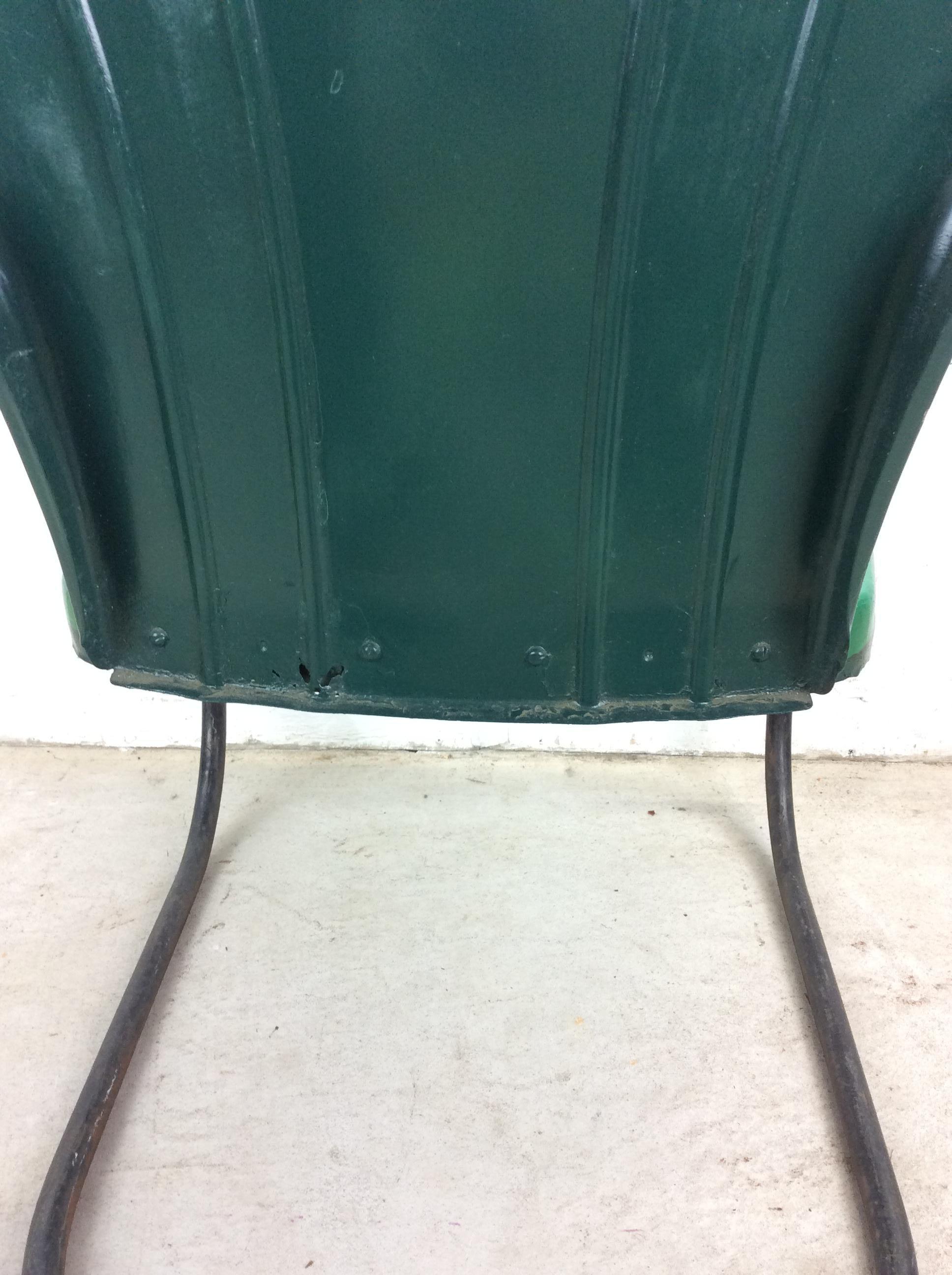 Cette chaise d'extérieur moderne du milieu du siècle est dotée d'un siège en métal massif à coquille, d'une base en porte-à-faux et d'une peinture personnalisée récente. Les détails du dossier du siège sont peints à la main, de même que