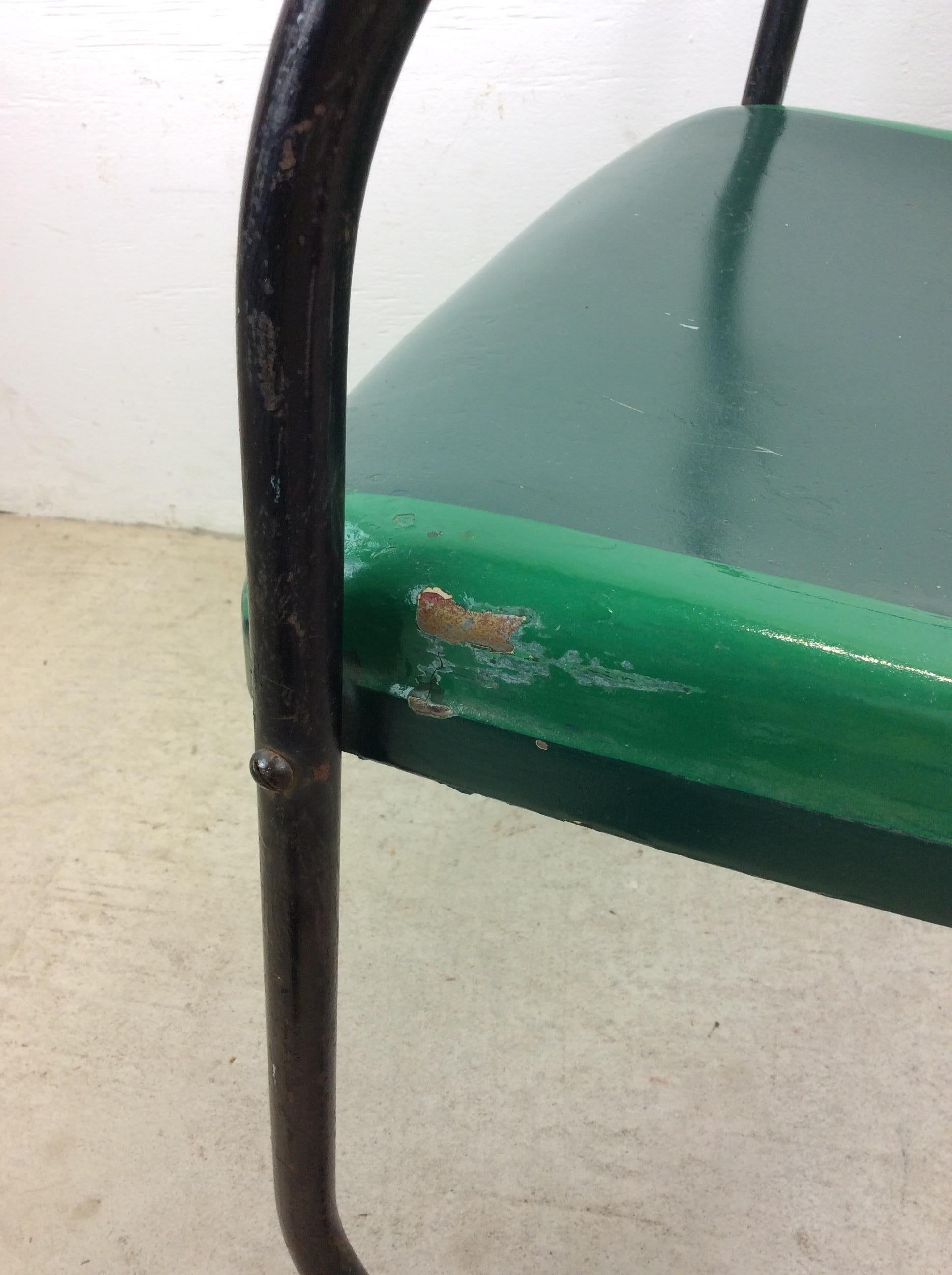 20ième siècle Chaise d'extérieur peinte sur mesure du milieu du siècle dernier avec base en porte-à-faux en vente