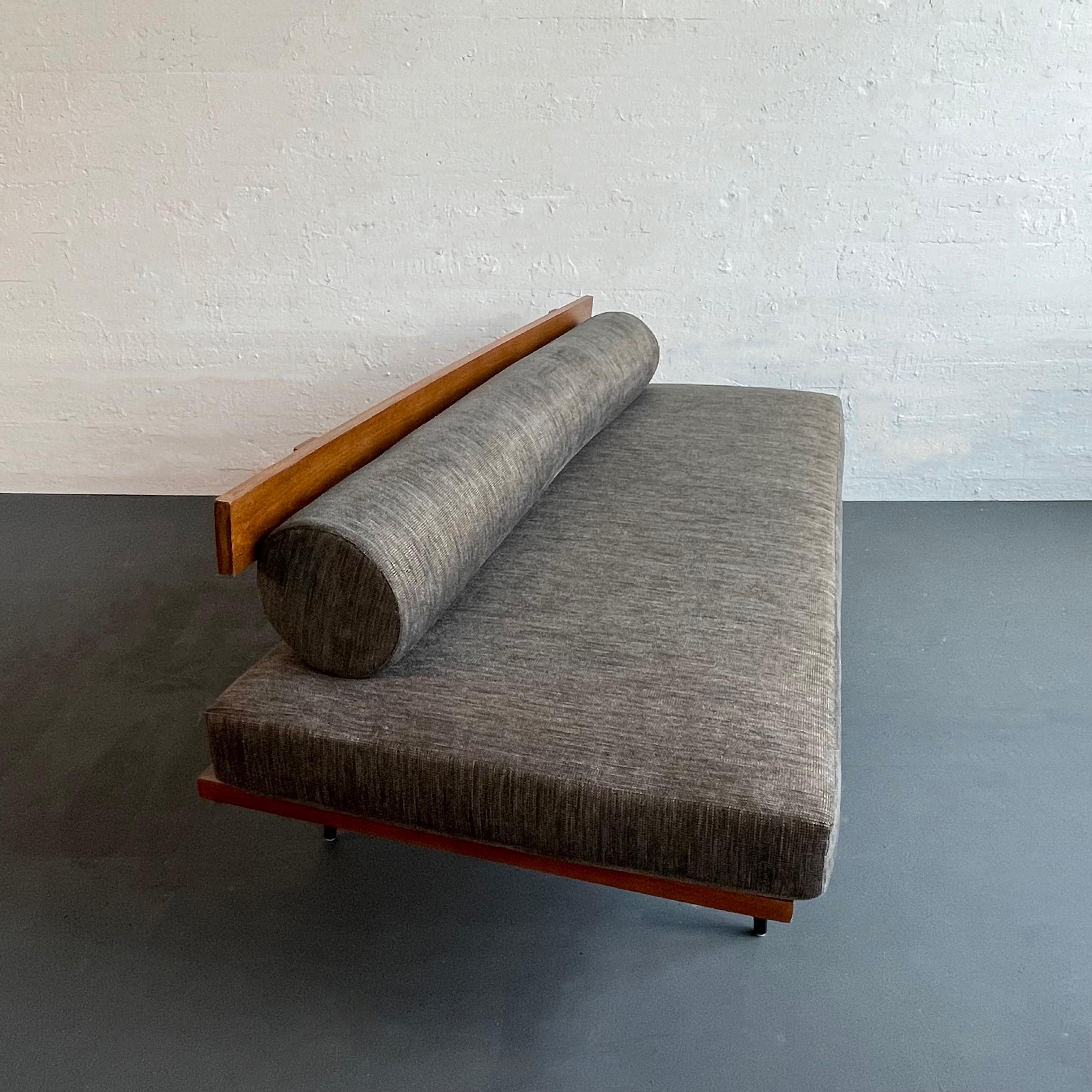 Mid-Century Modern Custom Upholstered Daybed Sofa In Good Condition In Brooklyn, NY