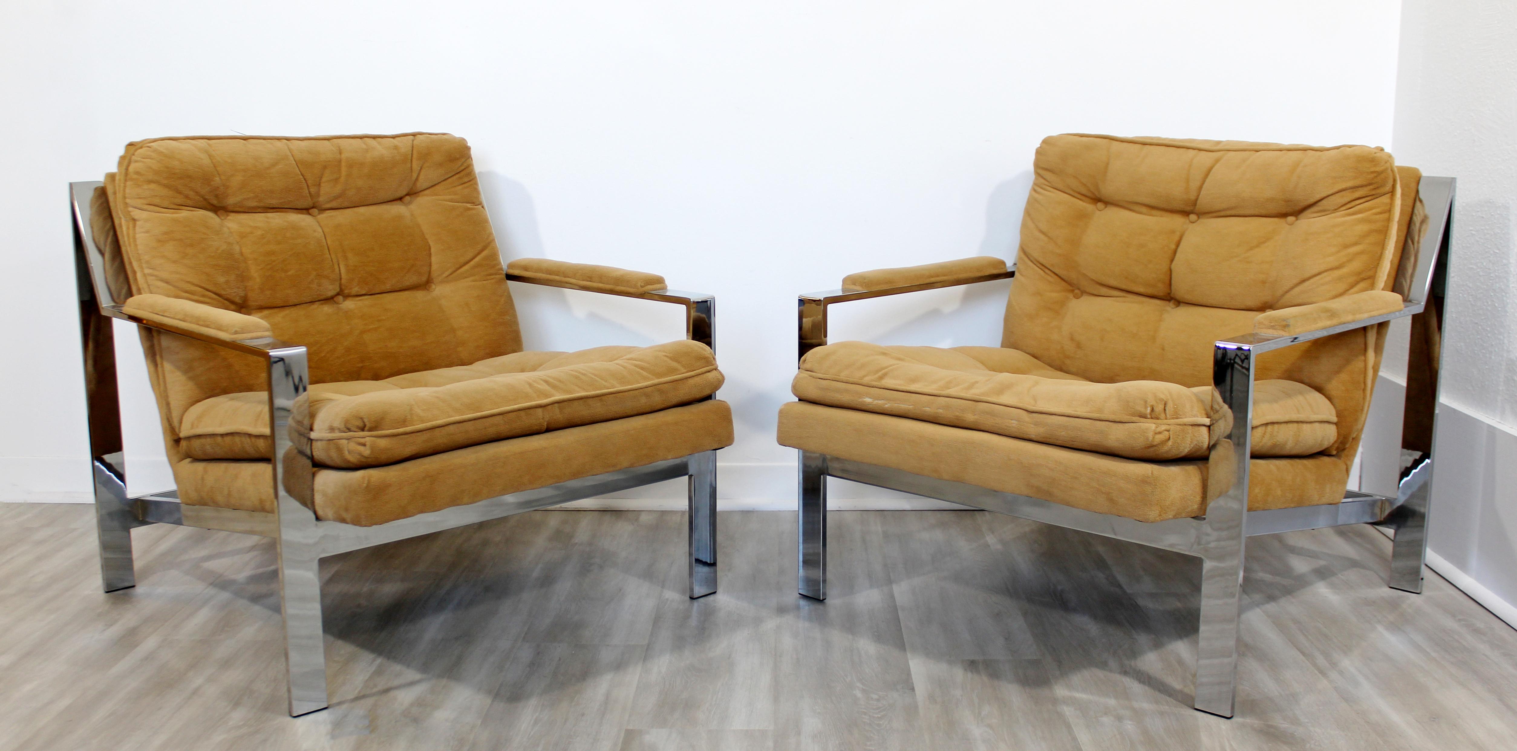 For your consideration is a spectacular pair of flat bar chrome lounge chairs, by Cy Mann, in the style of Milo Baughman, circa 1960s. In very good vintage condition. The dimensions are 29