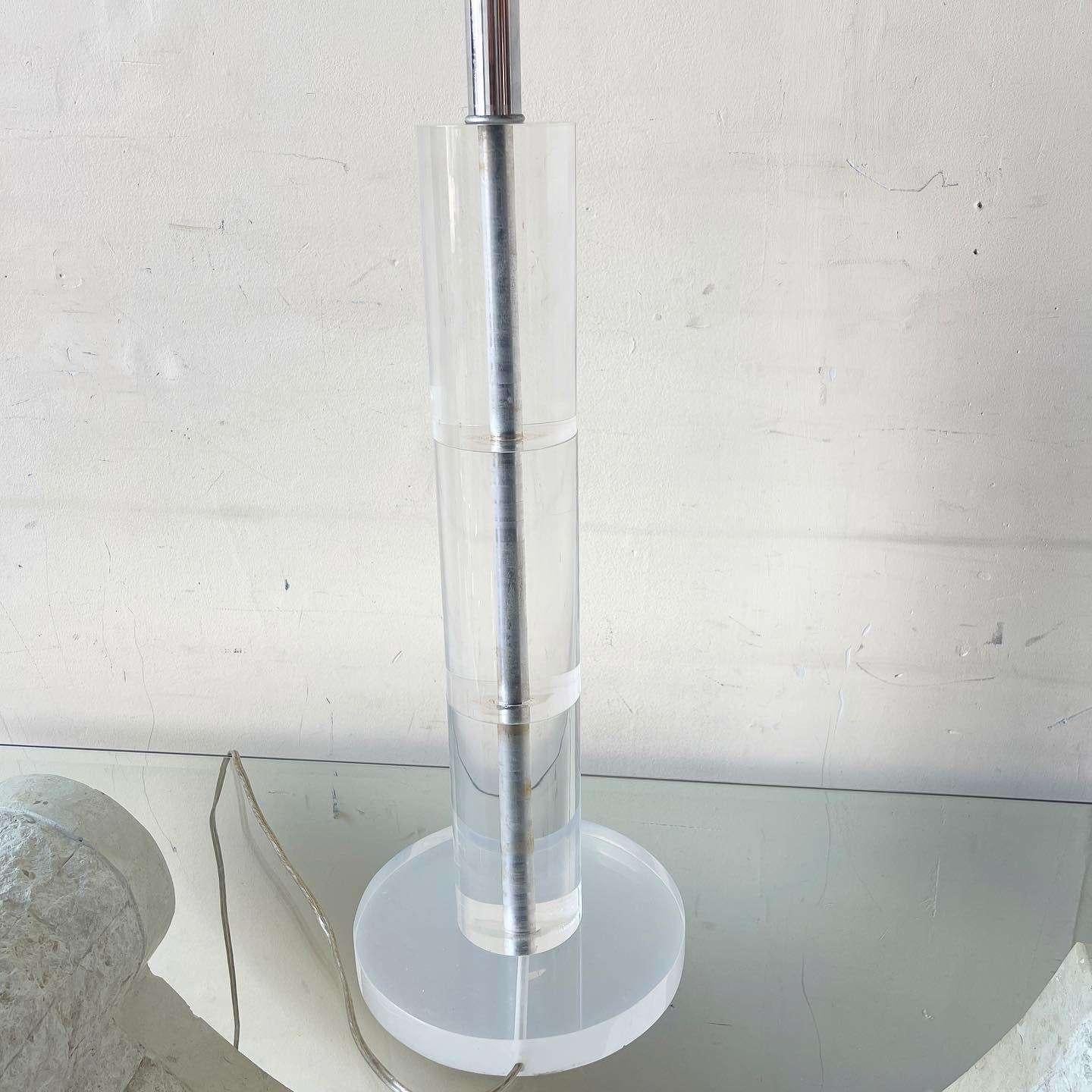 Mid Century Modern Cylindrical Lucite Table Lamp In Good Condition For Sale In Delray Beach, FL
