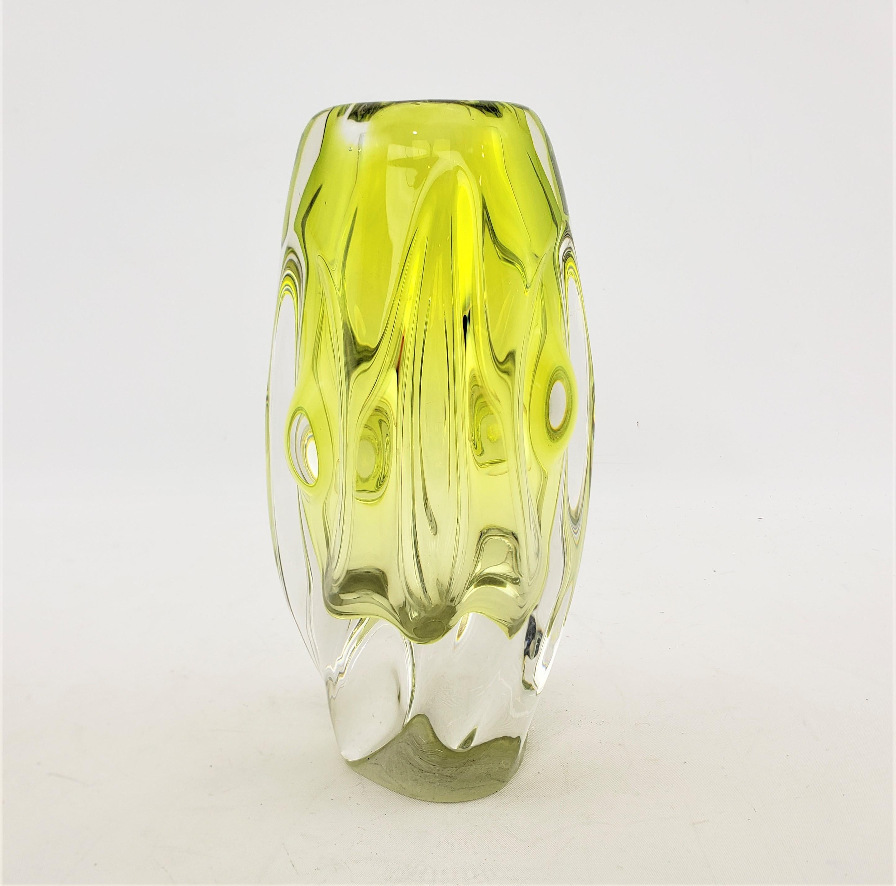 Mid-Century Modern Vase en verre d'art de style «peller » de la République tchèque, mi-siècle moderne en vente