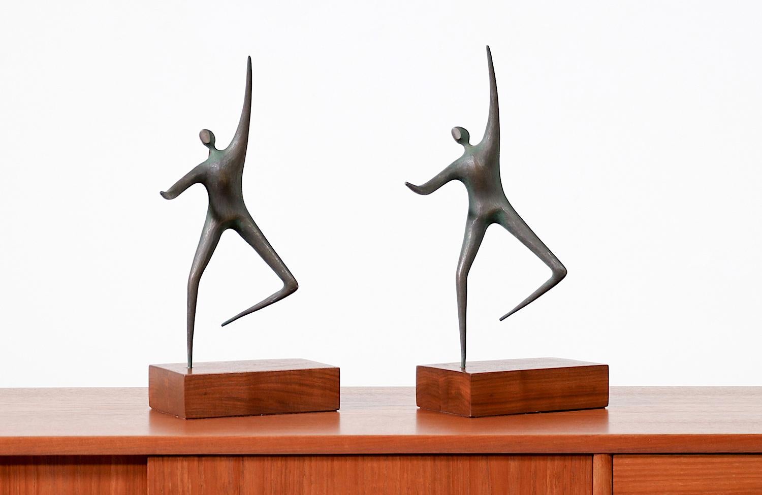 Moderne tanzende abstrakte Bronzefiguren von Curtis Jere aus der Mitte des Jahrhunderts  (amerikanisch) im Angebot