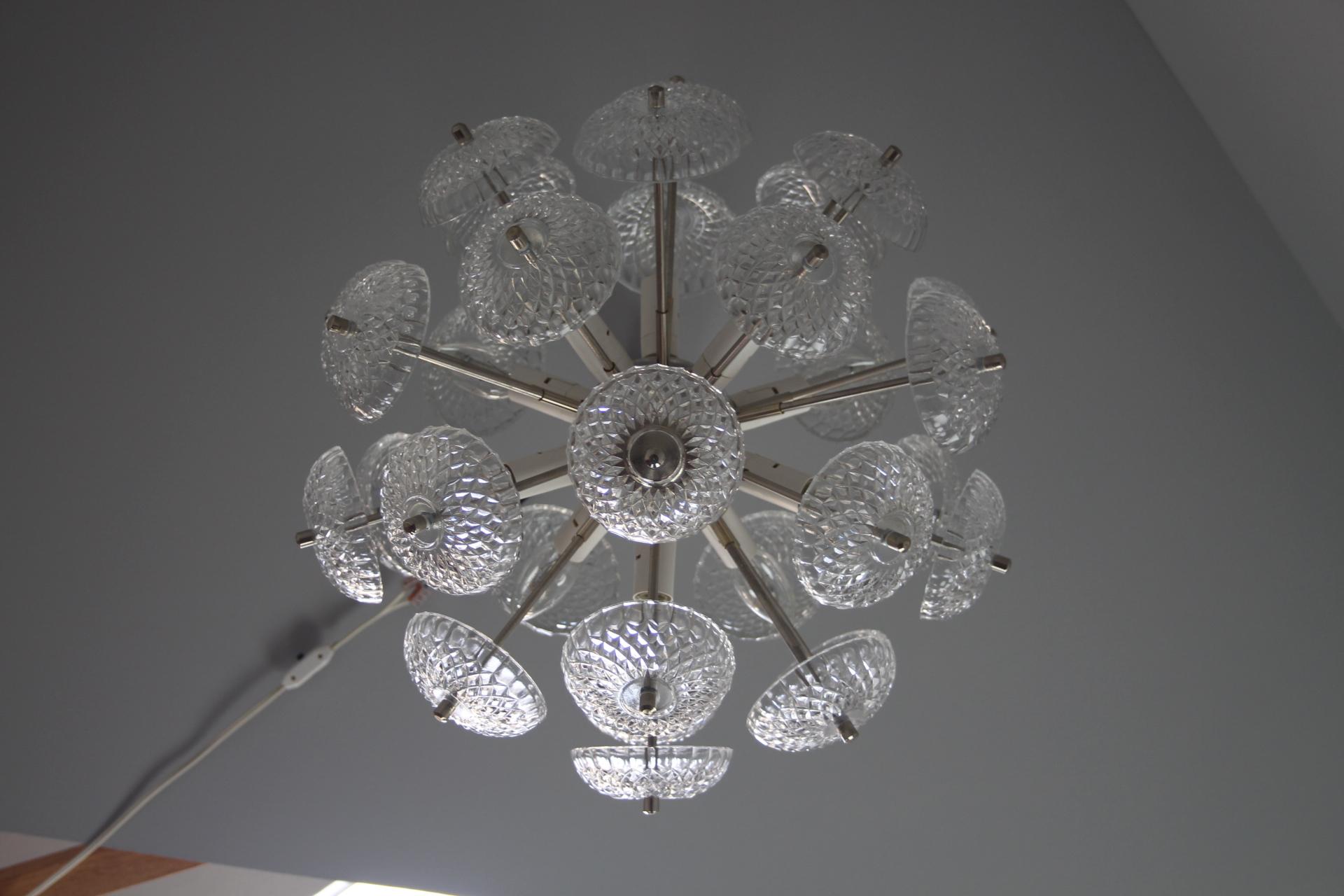 Questo splendido lampadario Mid-Century Modern è un vero e proprio pezzo forte, disegnato nell'iconico stile 