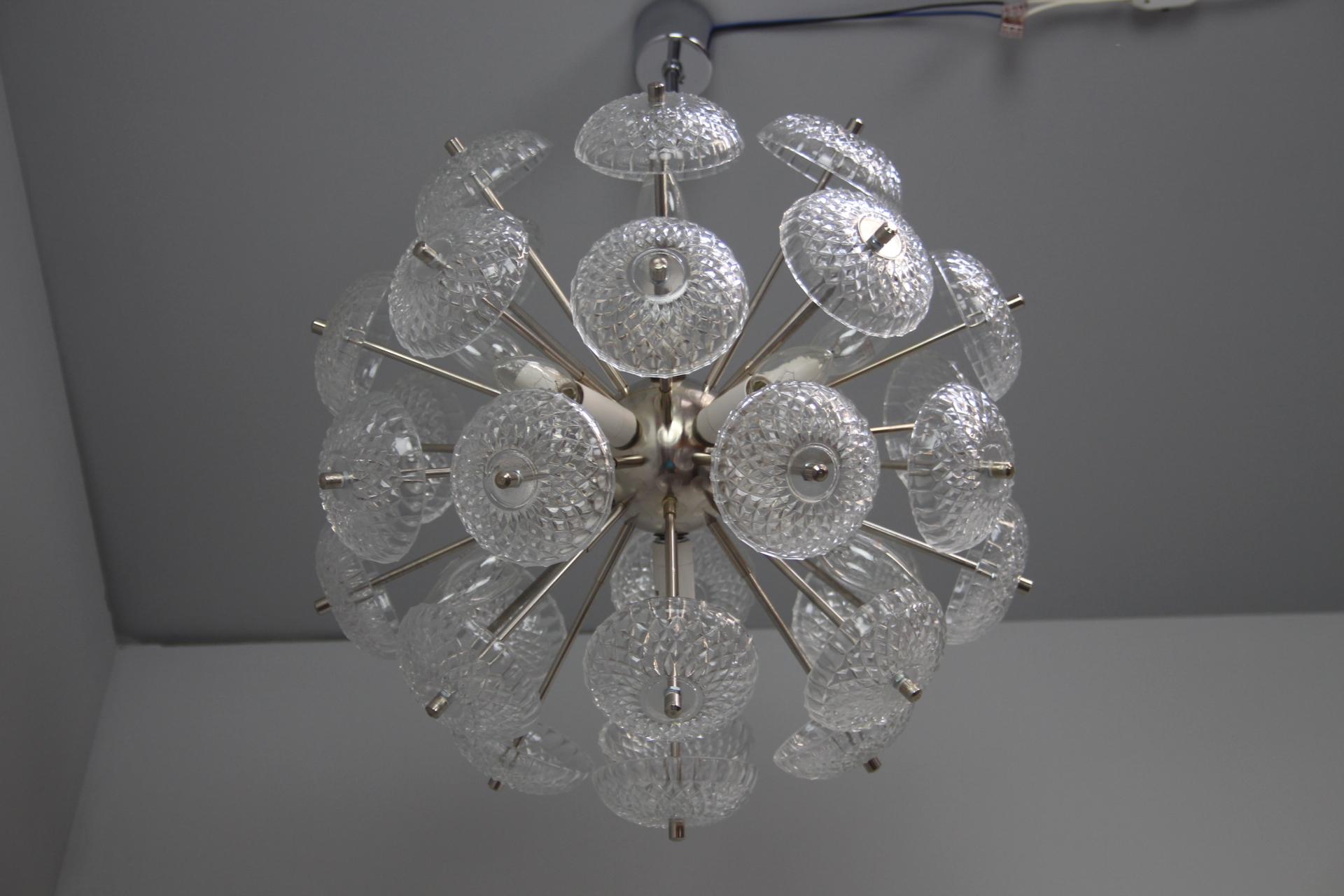 Mid-Century moderno Lampadario Sputnik Modern di metà secolo, di Kamenicky Senov, anni '60 in vendita