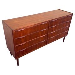 Mid Century Modern Danish 8 Drawer Teak Dresser, circa 1960s