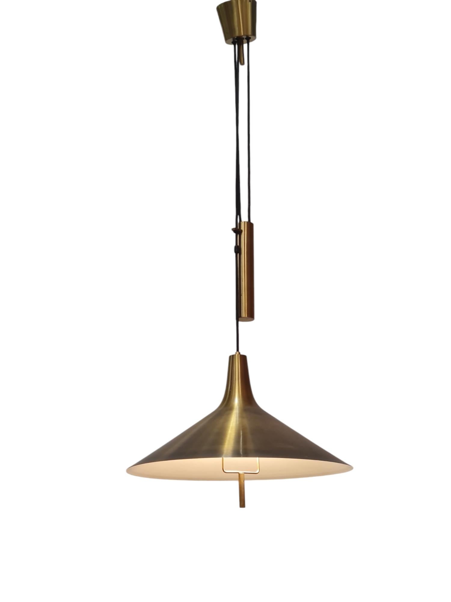 Un bellissimo pendente da soffitto regolabile in stile mid-century modern di Th. A. Valentin Copenhagen, Danimarca, prodotta negli anni '60. Questa lampada regolabile con tecnica a carrucola in legno permette di regolare l'altezza tra 125cm-200cm