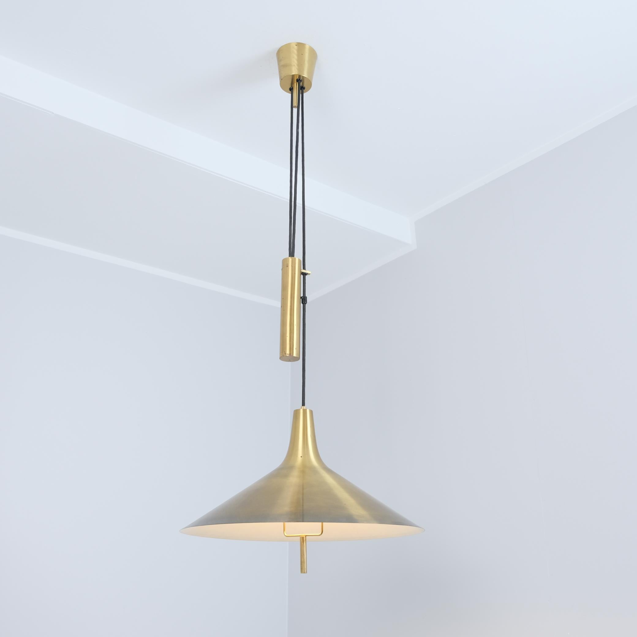 Un bellissimo pendente da soffitto regolabile in stile mid-century modern di Th. A. Valentin Copenhagen, Danimarca, prodotta negli anni '60. Questa lampada regolabile con tecnica a carrucola in legno permette di regolare l'altezza tra 125cm-200cm