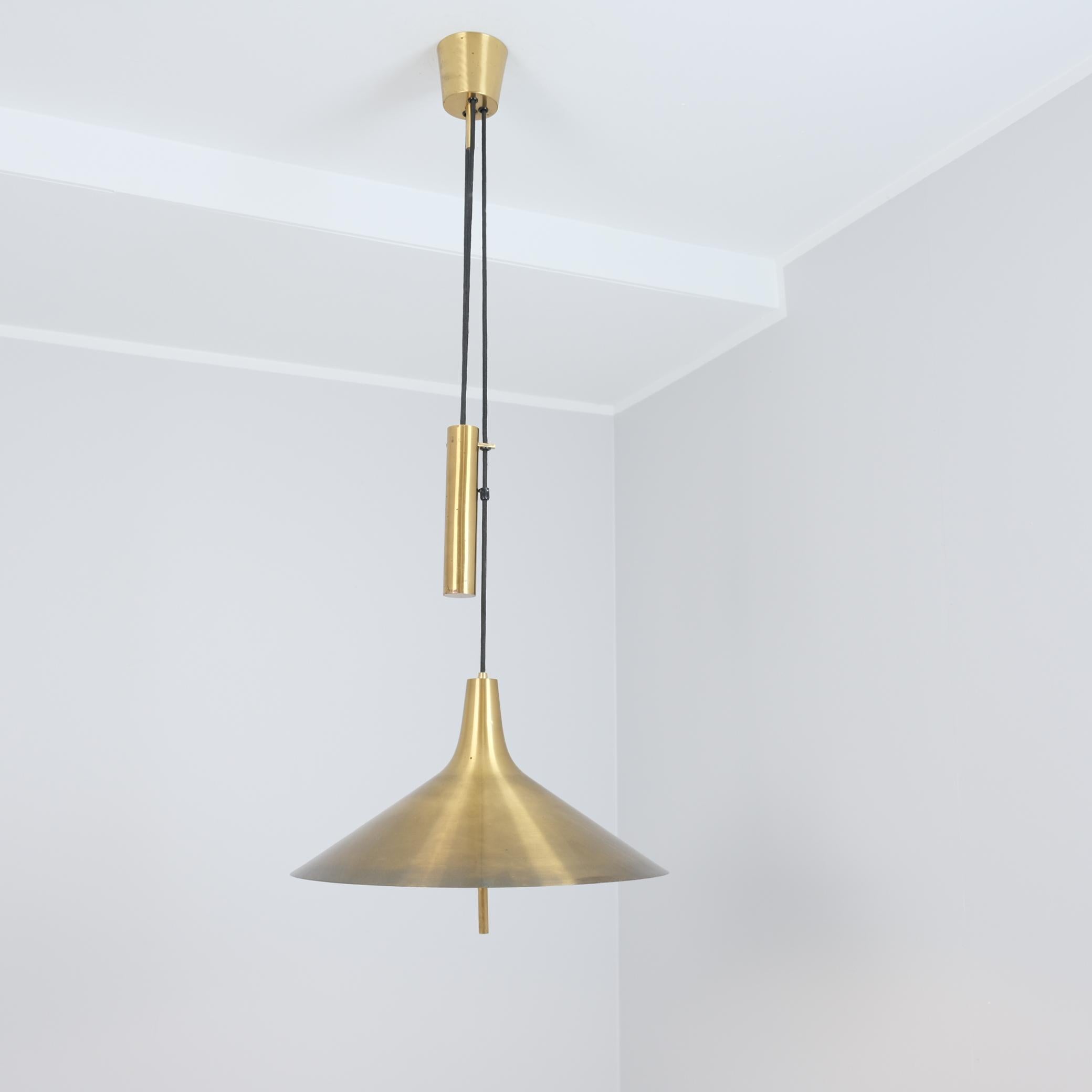 Mid-Century moderno Ciondolo a soffitto danese regolabile Th. Valentiner, in ottone massiccio, della metà del secolo scorso in vendita