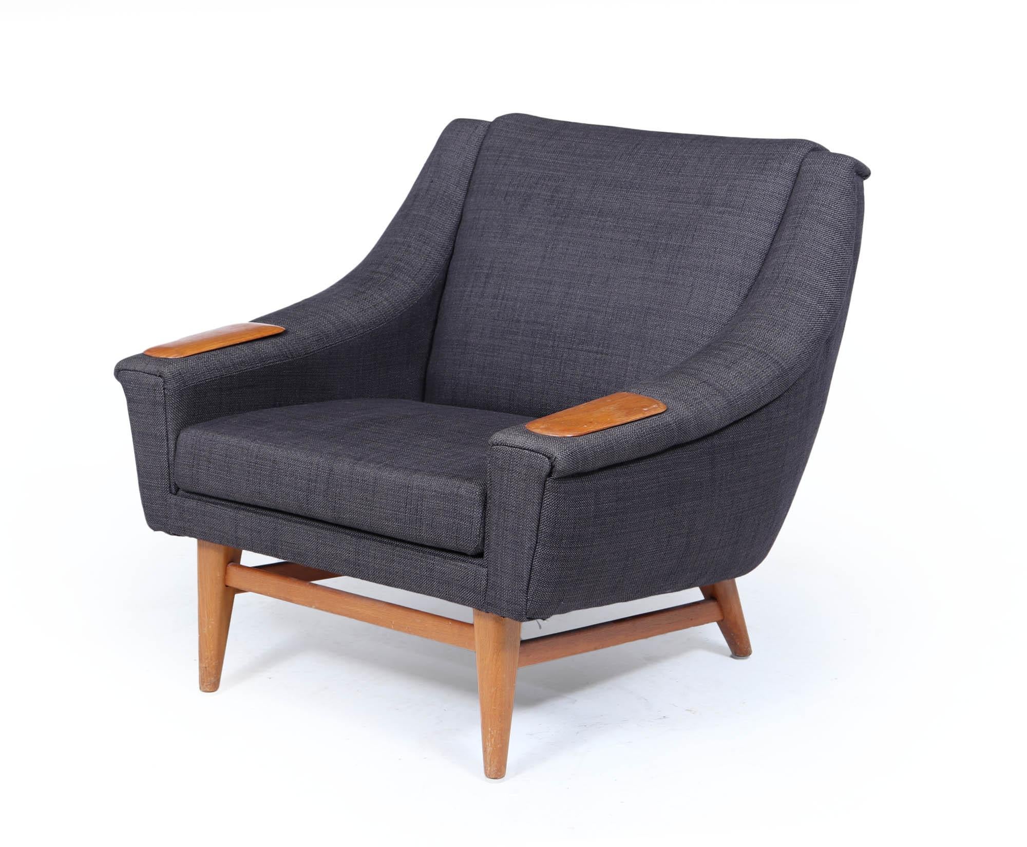Un sillón danés moderno de mediados de siglo de los años sesenta, bellamente proporcionado, que exhibe una silueta escultural y un seguro sentido del estilo. La estructura, tapizada en una mezcla de lana gris marengo texturizada, está realzada por