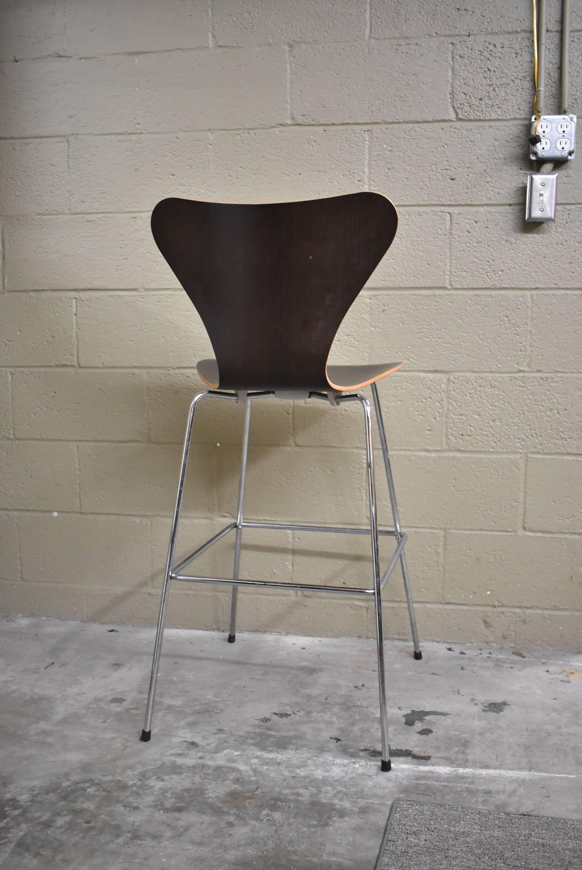 Coppia di sgabelli da bar danese di metà secolo Arne Jacobsen per Fritz Hansen In condizioni ottime in vendita a Toledo, OH