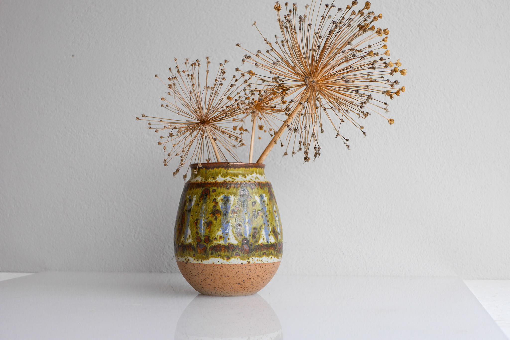 Un bellissimo vaso vintage in gres di Bornholm, proveniente dalla Danimarca. Realizzato dal talentuoso Michael Andersen, questo vaso è iconico e tipico di questa azienda, soprattutto per quanto riguarda la smaltatura. I colori sono molto belli, con