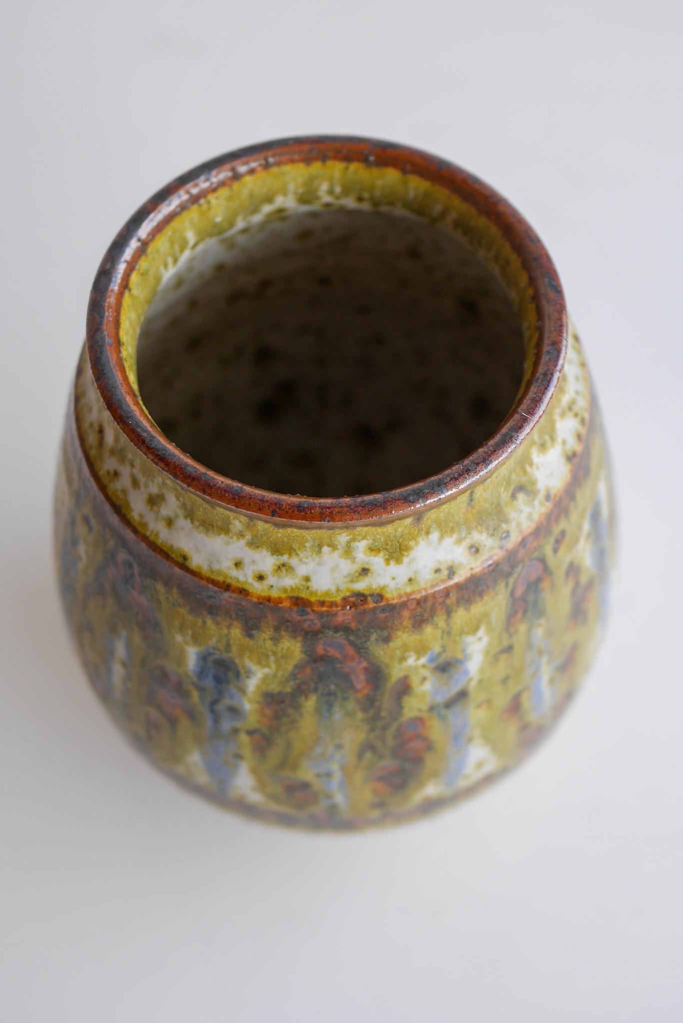 Mid-Century moderno Vaso in ceramica d'arte danese della metà del secolo scorso di Michael Andersen, Bornholm. in vendita