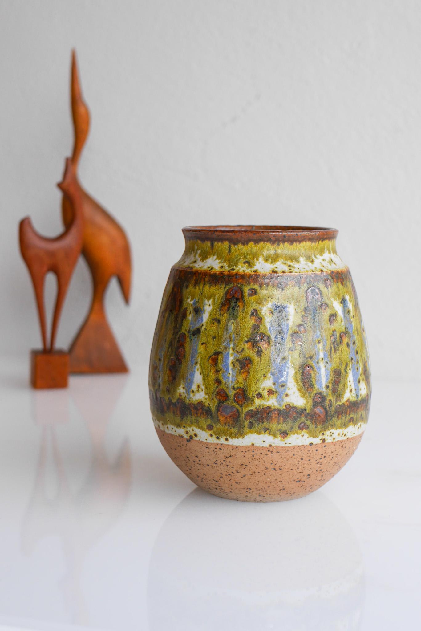 Fatto a mano Vaso in ceramica d'arte danese della metà del secolo scorso di Michael Andersen, Bornholm. in vendita