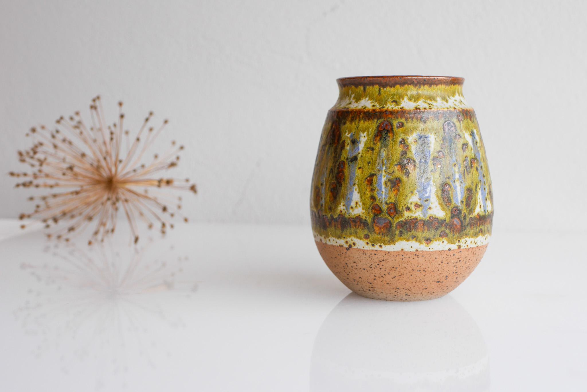 Vaso in ceramica d'arte danese della metà del secolo scorso di Michael Andersen, Bornholm. In condizioni buone in vendita a Skarpnäck, SE