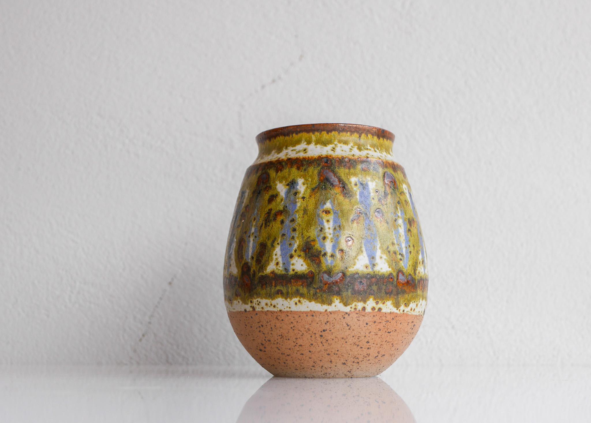Ceramica Vaso in ceramica d'arte danese della metà del secolo scorso di Michael Andersen, Bornholm. in vendita